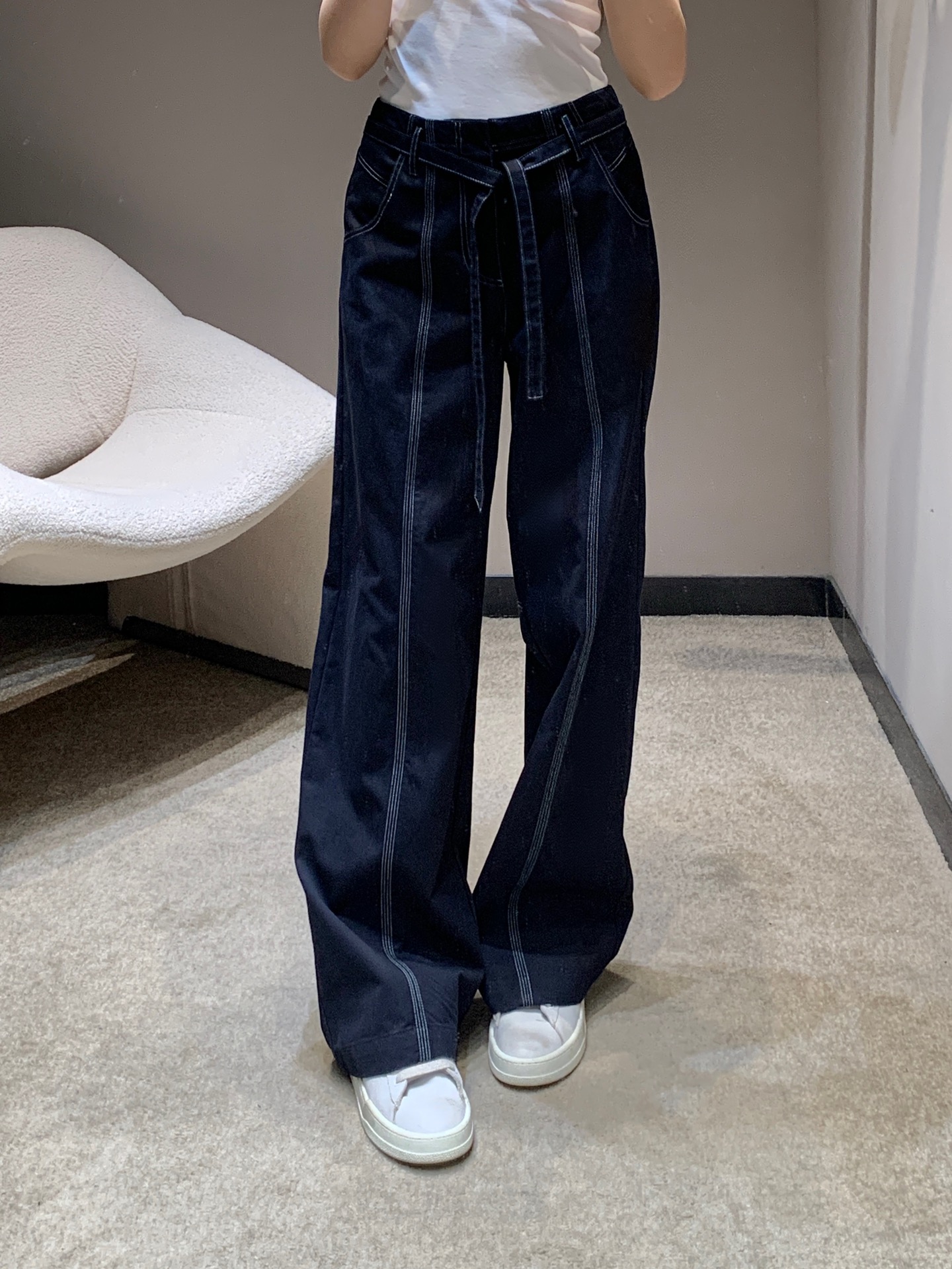 NO:329592,Loew* 25Ss spring and summer new style, bright line design pocket embroidered lace-up denim trousers丨Exclusive high-end production!  The texture of the pants is really great. The loose wide-leg style saves the beautiful leg shape. It makes you look thin and straight. The lines lift the arms and thighs. The visual stretching of the body proportion is a complete visual slimming method. The full sense of fashion is highly recommended. Good products are good at hand speed!  S/M/L, loewe, alexander wang19860909Loew* 25Ss春夏新款 明线设计口袋刺绣系带牛仔长裤丨独家高版出品！裤型质感真的绝了宽松阔腿版型拯救不丸美腿型 显瘦显腿直 线条提臂修胯 视觉上拉伸身材比例简直就是妥妥的视觉显瘦大法满满的时髦感强烈推荐好货拼手速啦！现货发售 S/M/L,,loewe,alexander wang,Women's clothing