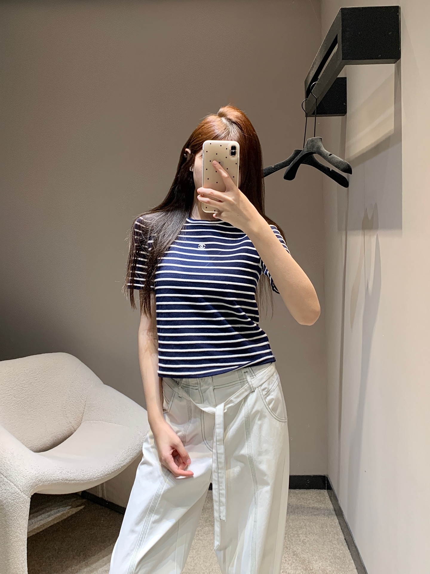 NO:329604,Chane* 25Ss Spring and Summer New Crocheted Stripe Knitted Short Sleeve Top丨Exclusive High Edition Production!  Appropriate skin exposure on the neckline, beautify the proportion of the head and shoulders, make the whole body look slimmer, the collision of blue and white stripes creates a sense of layering, the double C embroidered letter logo decoration on the chest, the retro style is strong, the slim fit style highlights the figure, playful, age-reducing, and easy to control when traveling or gatherings!  S/M/L, chanel, T-shirt, alexander wang19860909Chane* 25Ss春夏新款 钩花条纹针织短袖上衣丨独家高版出品！领口恰当露肤 美化头肩比例更显瘦 通体蓝白两色条纹碰撞形成层次感 胸前双C刺绣字母徽标装饰 复古风格强烈 修身版型突显身材 俏皮减龄显白 日常出行或轻松聚会轻松驾驭！现货发售 S/M/L,,chanel,T-shirt,alexander wang,Women's clothing