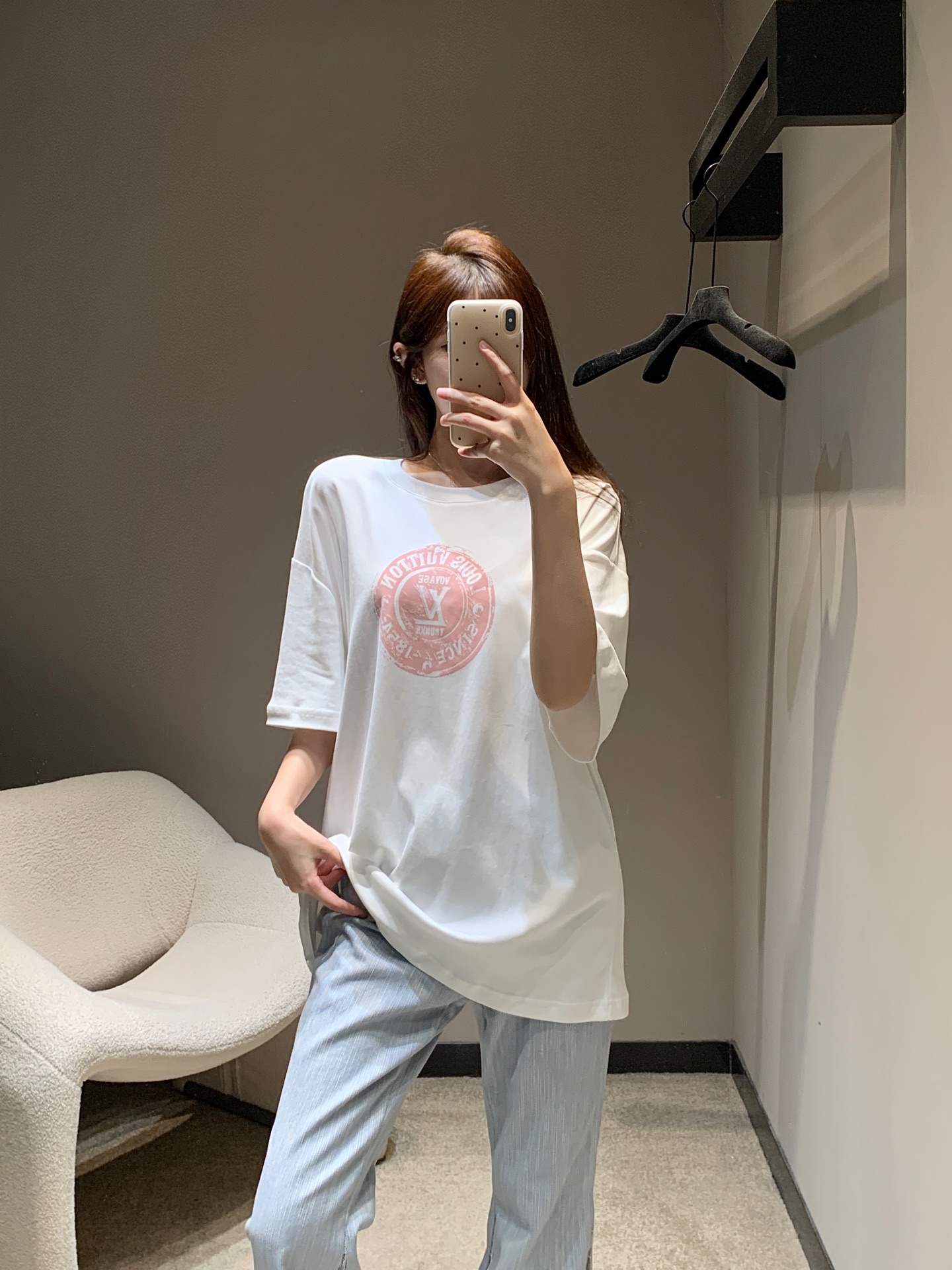 NO:329611,Louis Vuitto* 25Ss Spring and Summer New Logo Printed Round Neck Short-Sleeve T-shirt丨Exclusive High-end Production!  A must-have for trendy people when they go out. The upper body is super cool and the return rate is 100% loose. The four-season item is really undeniable. The all-purpose and versatile trendy item. If you love it, you will be awesome, whether you wear it alone or match it with the base!  Custom fabric Super comfortable S/M/L, louis vuitton, T-shirt,tees, t-shirt,alexander wang19860909Louis Vuitto* 25Ss春夏新款 logo印花圆领短袖T恤丨独家高版出品！潮人出街必备 上身超酷回头率百分百宽松版型 四季款的单品 真的无法拒绝 万能百搭的潮流单品 爱了无论单穿还是搭配打底都是绝绝子！定制面料 超级舒适 现货发售S/M/L,,louis vuitton,T-shirt,tees，t-shirt,alexander wang,Women's clothing