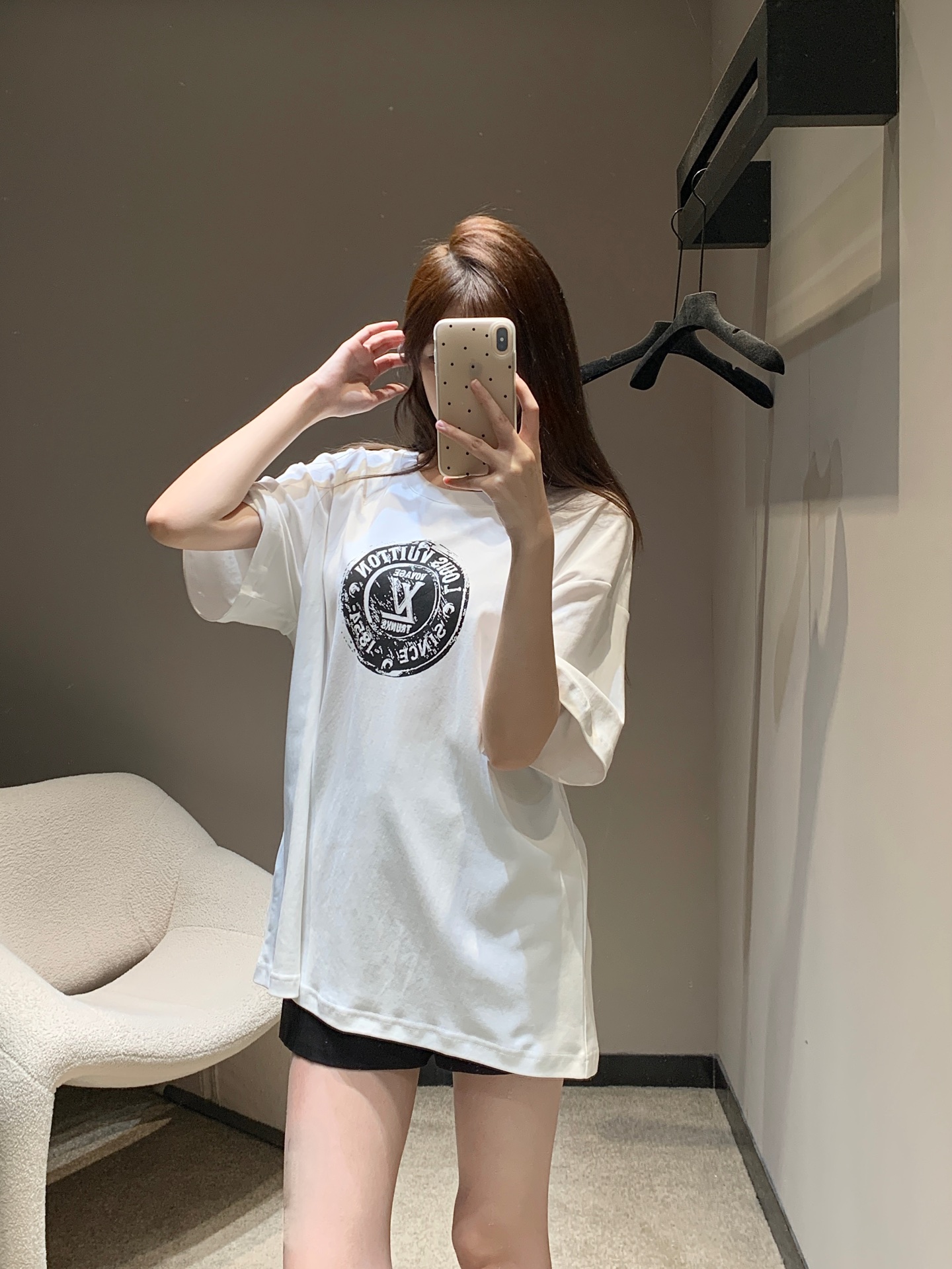 NO:329605,Louis Vuitto* 25Ss Spring and Summer New Logo Printed Round Neck Short-Sleeve T-shirt丨Exclusive High-end Production!  A must-have for trendy people when they go out. The upper body is super cool and the return rate is 100% loose. The four-season item is really undeniable. The all-purpose and versatile trendy item. If you love it, you will be awesome, whether you wear it alone or match it with the base!  Custom fabric Super comfortable S/M/L, louis vuitton, T-shirt,tees, t-shirt,alexander wang19860909Louis Vuitto* 25Ss春夏新款 logo印花圆领短袖T恤丨独家高版出品！潮人出街必备 上身超酷回头率百分百宽松版型 四季款的单品 真的无法拒绝 万能百搭的潮流单品 爱了无论单穿还是搭配打底都是绝绝子！定制面料 超级舒适 现货发售S/M/L,,louis vuitton,T-shirt,tees，t-shirt,alexander wang,Women's clothing