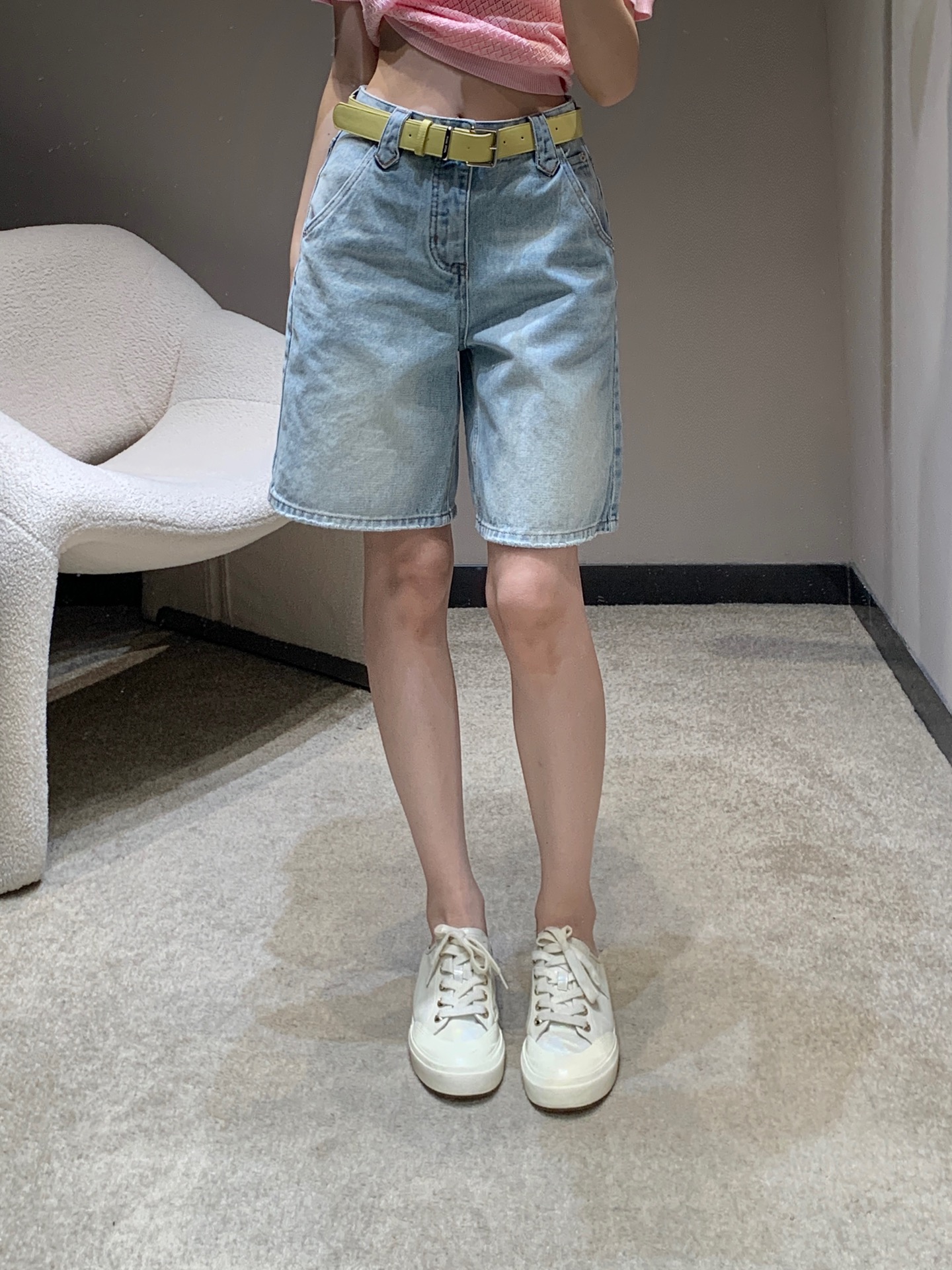 NO:329599,MiuMi* 25Ss spring and summer new style, goddess-like five-point jeans | Exclusive high-end production!  This jeans uses high-quality fabrics, craftsmanship and gradient color washing, a crisp style combined with a personalized design, and exclusive brand printing decoration makes you the most unique existence. Whether it is a trendy frontline or daily leisure, it can make your matching full of innovation. Create your exclusive style and show your personality. S/M/L, miumiu, jeans, alexander wang19860909MiuMi* 25Ss春夏新款 女神同款五分牛仔裤丨独家高版出品！这款牛仔裤选用优质面料,工艺渐变色洗水,挺括的版型与个性的设计相结合,专属品牌印花装饰,让你成为最独特的存在.无论是潮流前线还是日常休闲,它都能让您的搭配充满新意.打造你的专属风格,尽情展现个性.现货发售 S/M/L,,miumiu,jeans,alexander wang,Women's clothing