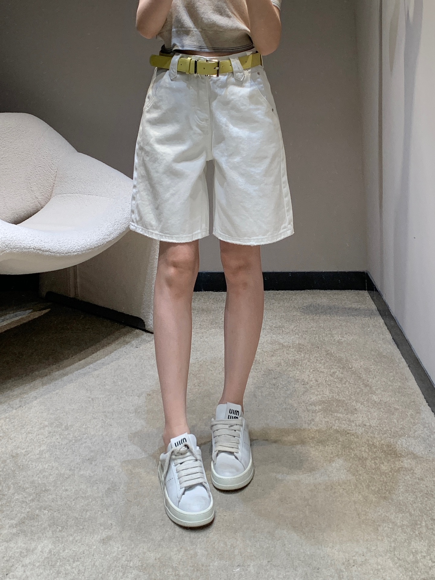 NO:329593,MiuMi* 25Ss spring and summer new style, goddess-like five-point jeans | Exclusive high-end production!  This jeans uses high-quality fabrics, craftsmanship and gradient color washing, a crisp style combined with a personalized design, and exclusive brand printing decoration makes you the most unique existence. Whether it is a trendy frontline or daily leisure, it can make your matching full of innovation. Create your exclusive style and show your personality. S/M/L, miumiu, jeans, alexander wang19860909MiuMi* 25Ss春夏新款 女神同款五分牛仔裤丨独家高版出品！这款牛仔裤选用优质面料,工艺渐变色洗水,挺括的版型与个性的设计相结合,专属品牌印花装饰,让你成为最独特的存在.无论是潮流前线还是日常休闲,它都能让您的搭配充满新意.打造你的专属风格,尽情展现个性.现货发售 S/M/L,,miumiu,jeans,alexander wang,Women's clothing