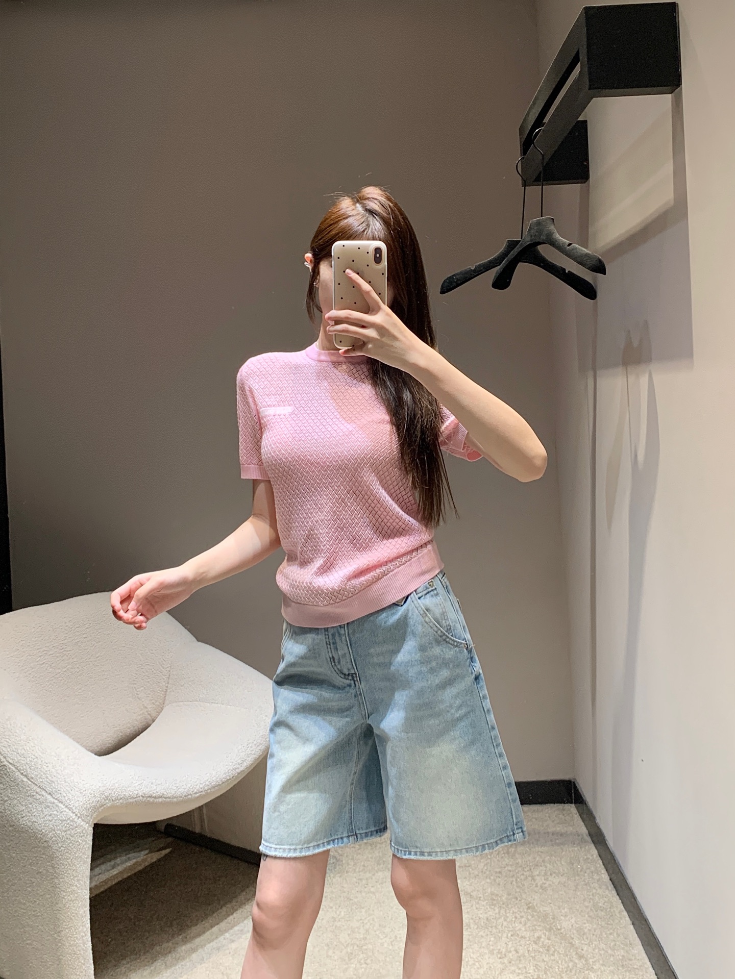 NO:329588,Miumi* 25Ss spring and summer new style micro-label hollow knitted short-sleeved top丨Exclusive high-end product!  The whole body is intertwined with hollow crochet texture, outlining the wavy diamond pattern to highlight the high-end feeling of the outfit. The neckline cuffs and hem are threaded lace, elastic and tighter, more refined, slimming outfit, loose and inclusive, showing a relaxed tone, contrasting embroidered logo on the chest highlights the light luxury and fashionable temperament, can be worn alone, the first choice for fashionable outfits in all seasons, S/M/L,,miumiu, T-shirt, alexander wang19860909Miumi* 25Ss春夏新款 微标镂空针织短袖上衣丨独家高版出品！通体利用镂空钩针肌理交织 勾勒出波浪菱格花纹图案 凸显穿搭高级感 领口袖口和下摆采用螺纹花边 弹性松紧更显精致 穿搭显瘦 版型宽松包容身材 尽显松弛调性 胸前撞色刺绣徽标 凸显轻奢时髦气质 单穿叠穿均可 四季时尚穿搭首选 现货发售S/M/L,,miumiu,T-shirt,alexander wang,Women's clothing