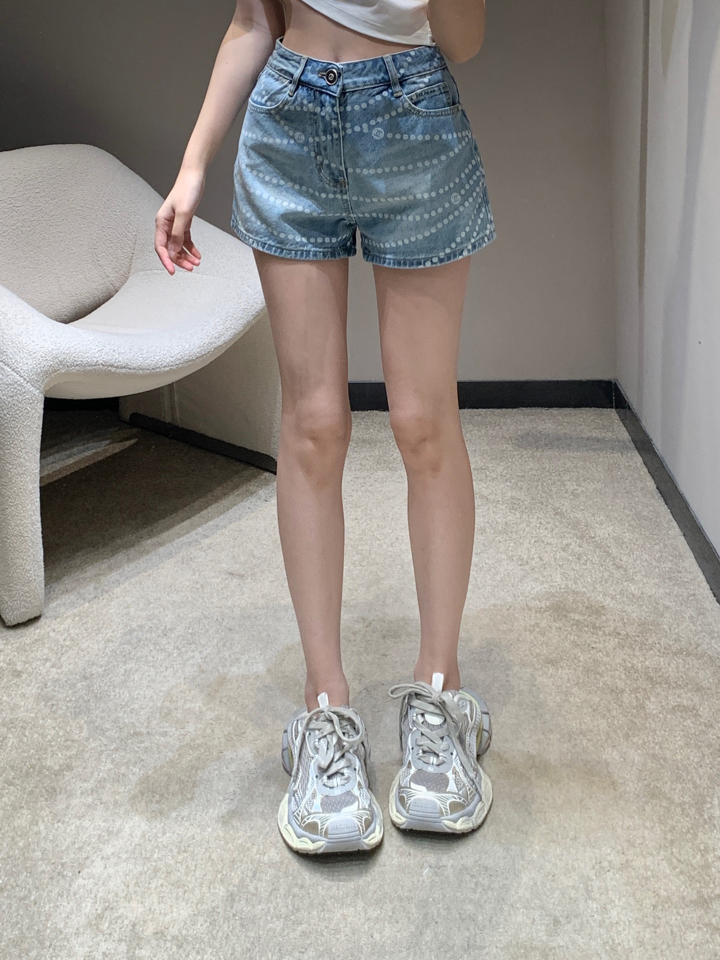 Chanel 25SS Women's Laser Pearl Chain Denim Shorts - Stylish & Chic 2 i1743751752165 7566 0 0