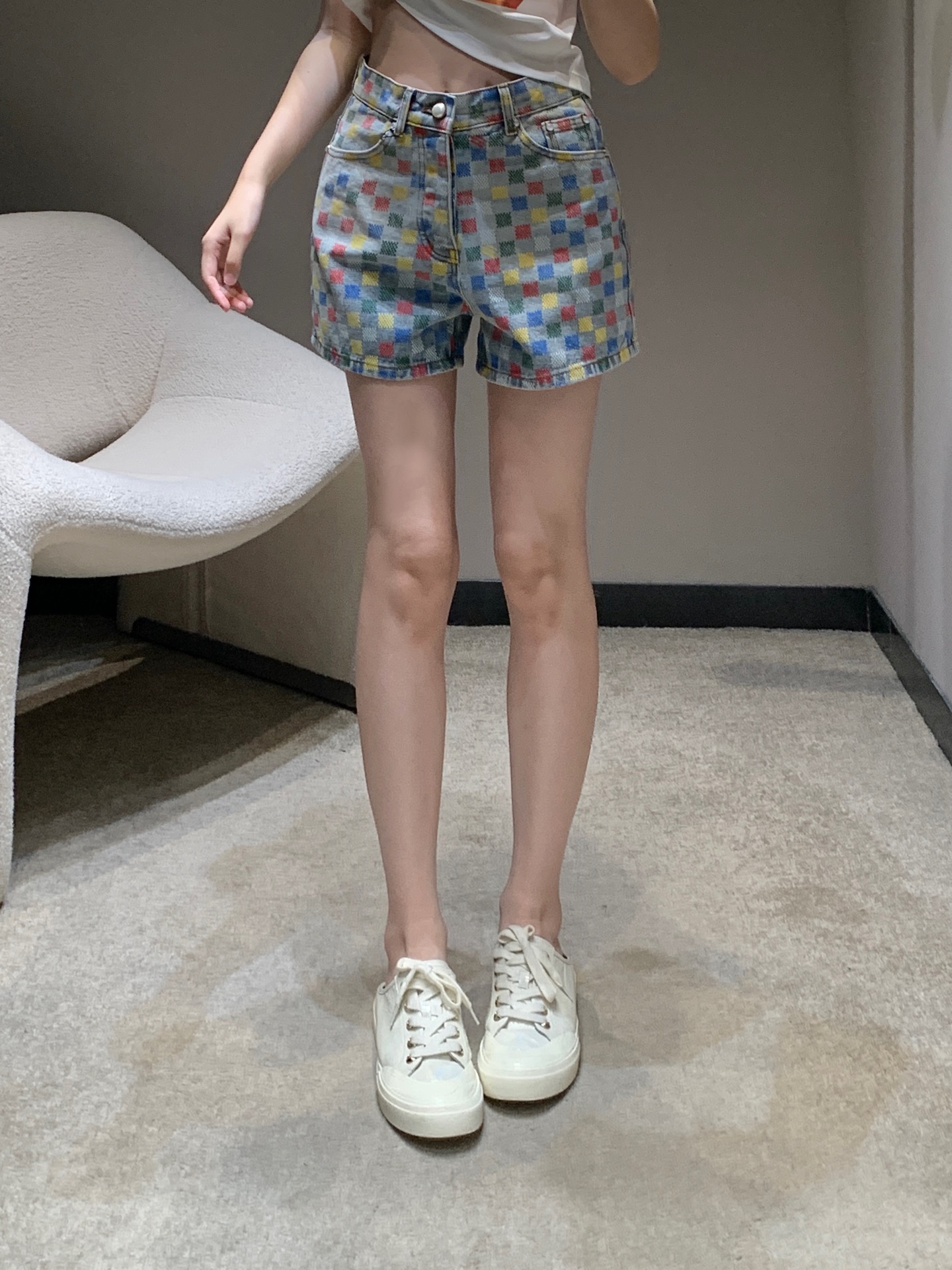 NO:329836,Batch Louis Vuitto*25 new style colored checkerboard shorts丨Exclusive high-end production!  The trouser design is so great, it is a popular straight-tube style at present. The buttons are pearl buckles, which are full of texture. They make the legs look thinner and longer. The fabric presents an exquisite color dislocation lattice pattern on the appearance, and the jacquard process makes the pattern look three-dimensional and layered. At the same time, it retains the original toughness, wear resistance and durability of the denim, making the clothes more durable. The old effect is sand-washed and white. This fabric uses sand washing technology and special dyeing technology to make the denim look more retro and historical. S/M/L on sale in stock, louis vuitton, shorts, alexander wang19860909批 Louis Vuitto*25新款 彩色棋盘格短裤丨独家高版出品！裤型设计太赞了,是当下比较流行直筒版型.纽扣是珍珠扣,质感拉满.超级显瘦显腿长.面料在外观上呈现出精美的彩色错位格子图案,通过提花工艺使得图案具有立体感和层次感.同时它保留了丹宁布原有的坚韧、耐磨和耐用的特性,使得衣物更加耐用.做旧效果砂洗泛白,这种面料通过砂洗工艺和特殊的染色技术,洗涤后牛仔布的自然磨损和褪色效果,使其看起来更加复古和具有历史感.现货发售S/M/L,,louis vuitton,shorts,alexander wang,Women's clothing