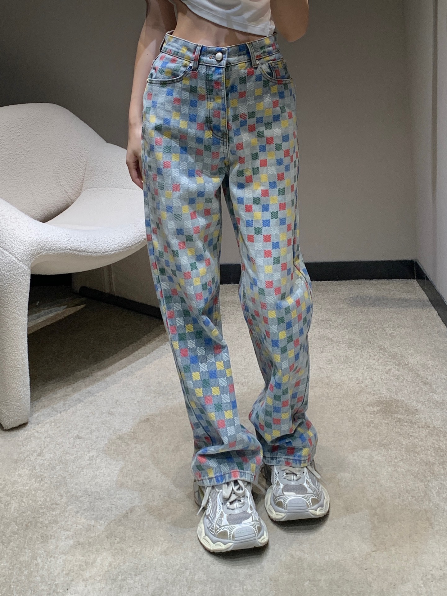 NO:329841,Louis Vuitto*25 new colored checkerboard trousers | Exclusive high-end production!  The trouser design is so great, it is a popular straight-tube style at present. The buttons are pearl buckles, which are full of texture. They make the legs look thinner and longer. The fabric presents an exquisite color dislocation lattice pattern on the appearance, and the jacquard process makes the pattern look three-dimensional and layered. At the same time, it retains the original toughness, wear resistance and durability of the denim, making the clothes more durable. The old-fashioned effect is sand-washed and white. This fabric uses sand washing technology and special dyeing technology to make the denim look more retro and historical. S/M/L on sale in stock, louis vuitton, alexander wang19860909Louis Vuitto*25新款 彩色棋盘格长裤丨独家高版出品！裤型设计太赞了,是当下比较流行直筒版型.纽扣是珍珠扣,质感拉满.超级显瘦显腿长.面料在外观上呈现出精美的彩色错位格子图案,通过提花工艺使得图案具有立体感和层次感.同时它保留了丹宁布原有的坚韧、耐磨和耐用的特性,使得衣物更加耐用.做旧效果砂洗泛白,这种面料通过砂洗工艺和特殊的染色技术,洗涤后牛仔布的自然磨损和褪色效果,使其看起来更加复古和具有历史感.现货发售S/M/L,,louis vuitton,alexander wang,Women's clothing