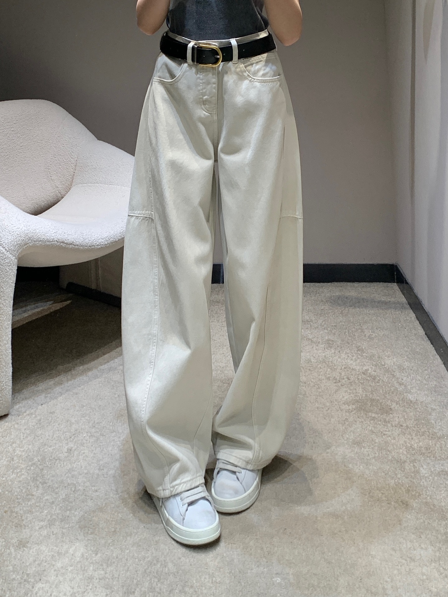 NO:332887,Prad* 25Ss Spring and Summer New Style Triangle Mark Decorative Scythe Jeans (delivery belt)丨Exclusive high-end production!  Choose high-quality fabrics, craftsmanship and gradient color washing, a crisp style combined with personalized design, and exclusive brand accessories decoration, making you the most unique existence. Whether it is trendy frontline or daily leisure, it can make your matching full of innovation. Create your exclusive style and show your personality. S/M/L on sale in stock, prada, jeans, alexander wang19860909Prad* 25Ss春夏新款 三角标装饰镰刀牛仔裤（配送腰带）丨独家高版出品！选用优质面料,工艺渐变色洗水,挺括的版型与个性的设计相结合,专属品牌配件装饰,让你成为最独特的存在.无论是潮流前线还是日常休闲,它都能让您的搭配充满新意.打造你的专属风格,尽情展现个性.现货发售S/M/L,,prada,jeans,alexander wang,Women's clothing