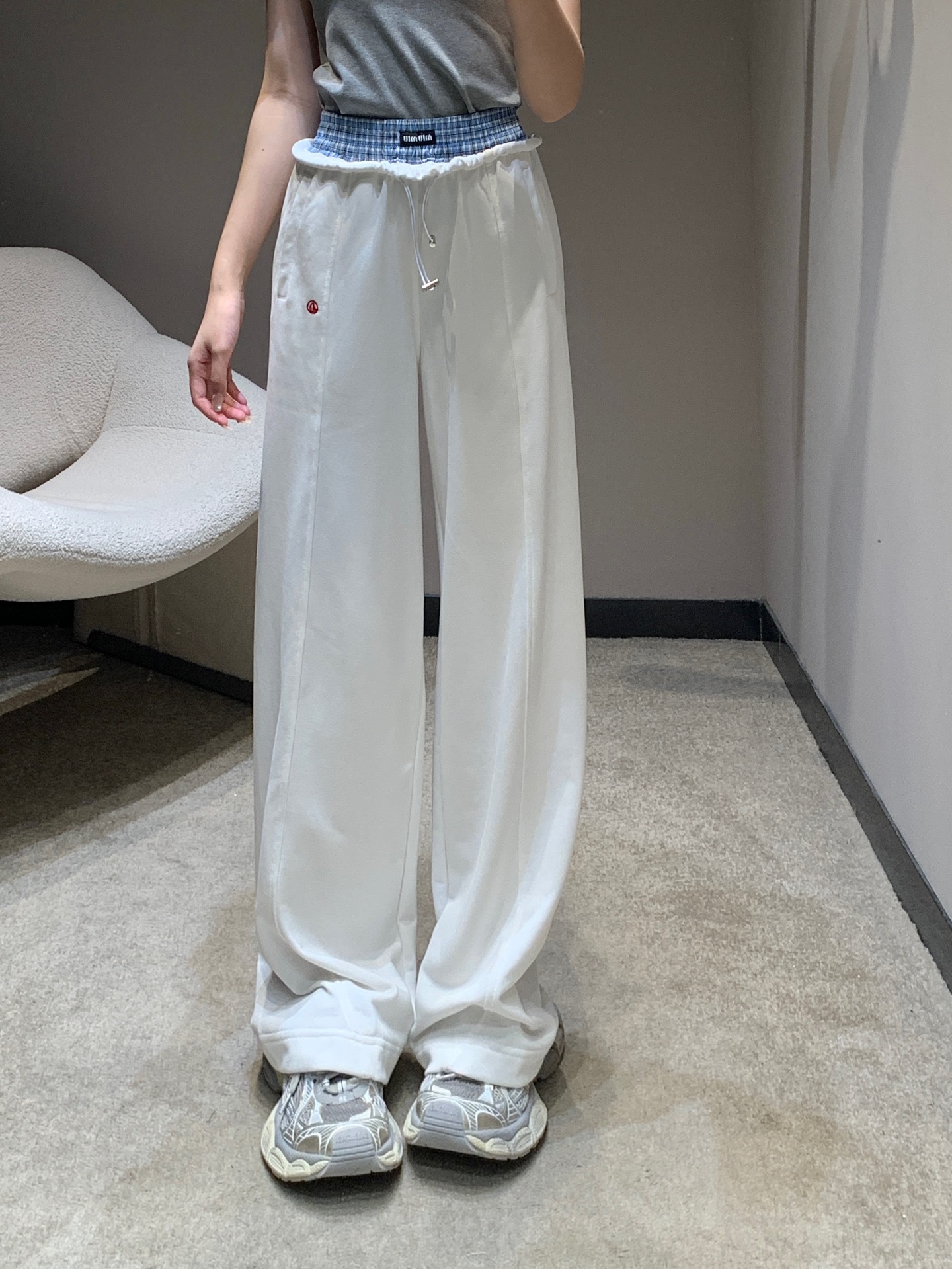 NO:330363,Miumi* 25Ss spring and summer new style, plaid splicing fake two-piece wide-leg trousers | Exclusive high-end production!  Inspired by classic plaid poplin texture boxer shorts, it combines women's clothing elements to create a unique sense of layering. It embellishes the brand's iconic letter logo, a low-key fashionable attitude, and a brilliant upper body!  S/M/L, miumiu, shorts, alexander wang19860909Miumi* 25Ss春夏新款 格纹拼接假两件阔腿长裤丨独家高版出品！以经典格纹府绸质感平角短裤为灵感,融合女装元素,打造别具一格的层次感.点缀品牌标志性字母徽标,低调展现的时髦态度,版型上身绝绝子！现货发售 S/M/L,,miumiu,shorts,alexander wang,Women's clothing