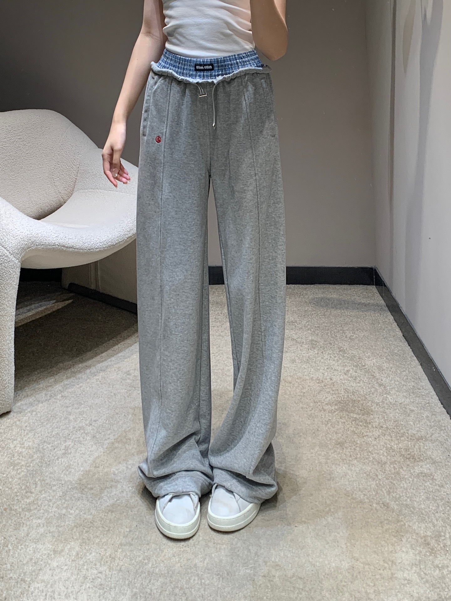 NO:330357,Miumi* 25Ss spring and summer new style, plaid splicing fake two-piece wide-leg trousers | Exclusive high-end production!  Inspired by classic plaid poplin texture boxer shorts, it combines women's clothing elements to create a unique sense of layering. It embellishes the brand's iconic letter logo, a low-key fashionable attitude, and a brilliant upper body!  S/M/L, miumiu, shorts, alexander wang19860909Miumi* 25Ss春夏新款 格纹拼接假两件阔腿长裤丨独家高版出品！以经典格纹府绸质感平角短裤为灵感,融合女装元素,打造别具一格的层次感.点缀品牌标志性字母徽标,低调展现的时髦态度,版型上身绝绝子！现货发售 S/M/L,,miumiu,shorts,alexander wang,Women's clothing