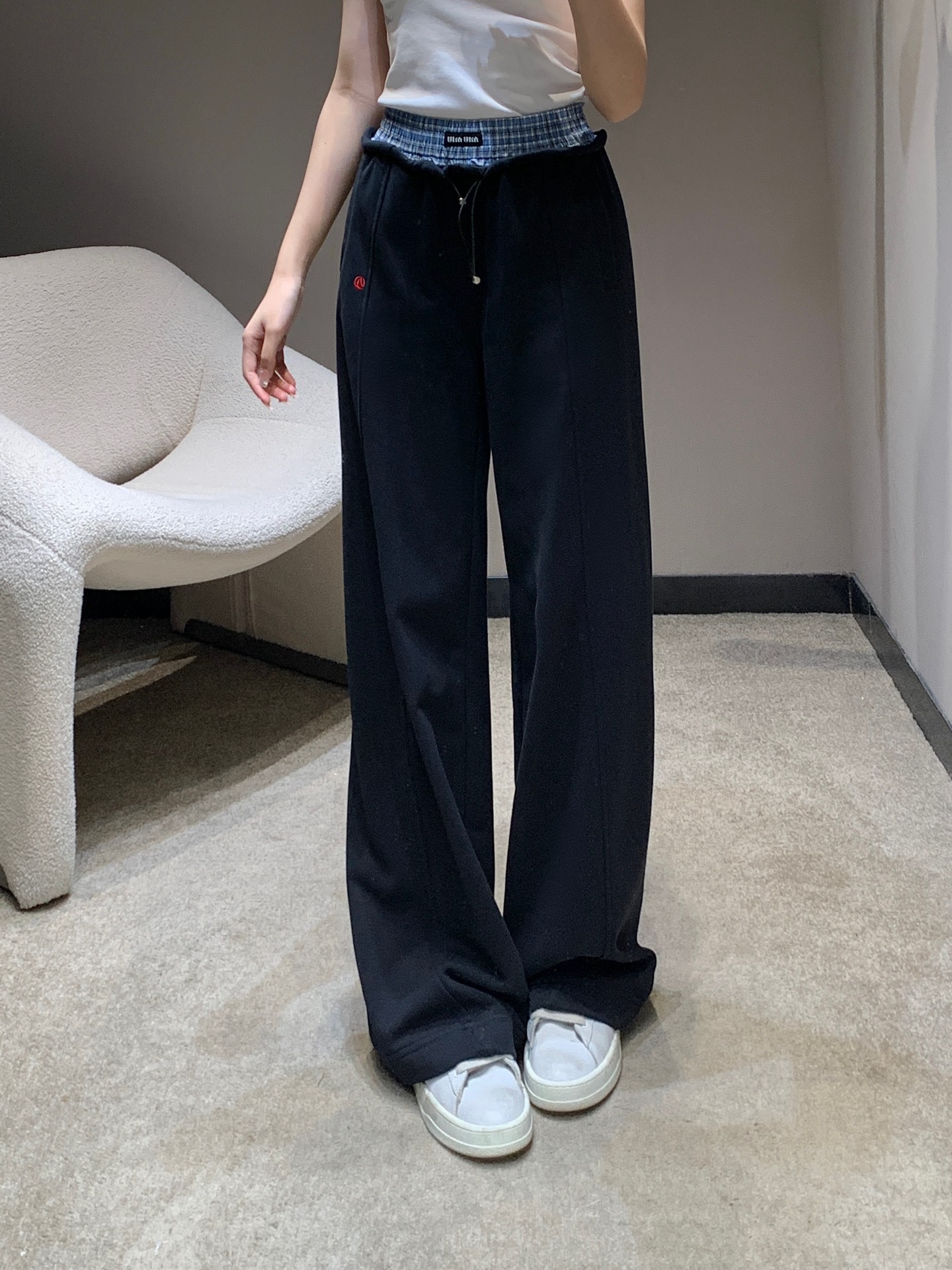 NO:330351,Miumi* 25Ss spring and summer new style, plaid splicing fake two-piece wide-leg trousers | Exclusive high-end production!  Inspired by classic plaid poplin texture boxer shorts, it combines women's clothing elements to create a unique sense of layering. It embellishes the brand's iconic letter logo, a low-key fashionable attitude, and a brilliant upper body!  S/M/L, miumiu, shorts, alexander wang19860909Miumi* 25Ss春夏新款 格纹拼接假两件阔腿长裤丨独家高版出品！以经典格纹府绸质感平角短裤为灵感,融合女装元素,打造别具一格的层次感.点缀品牌标志性字母徽标,低调展现的时髦态度,版型上身绝绝子！现货发售 S/M/L,,miumiu,shorts,alexander wang,Women's clothing