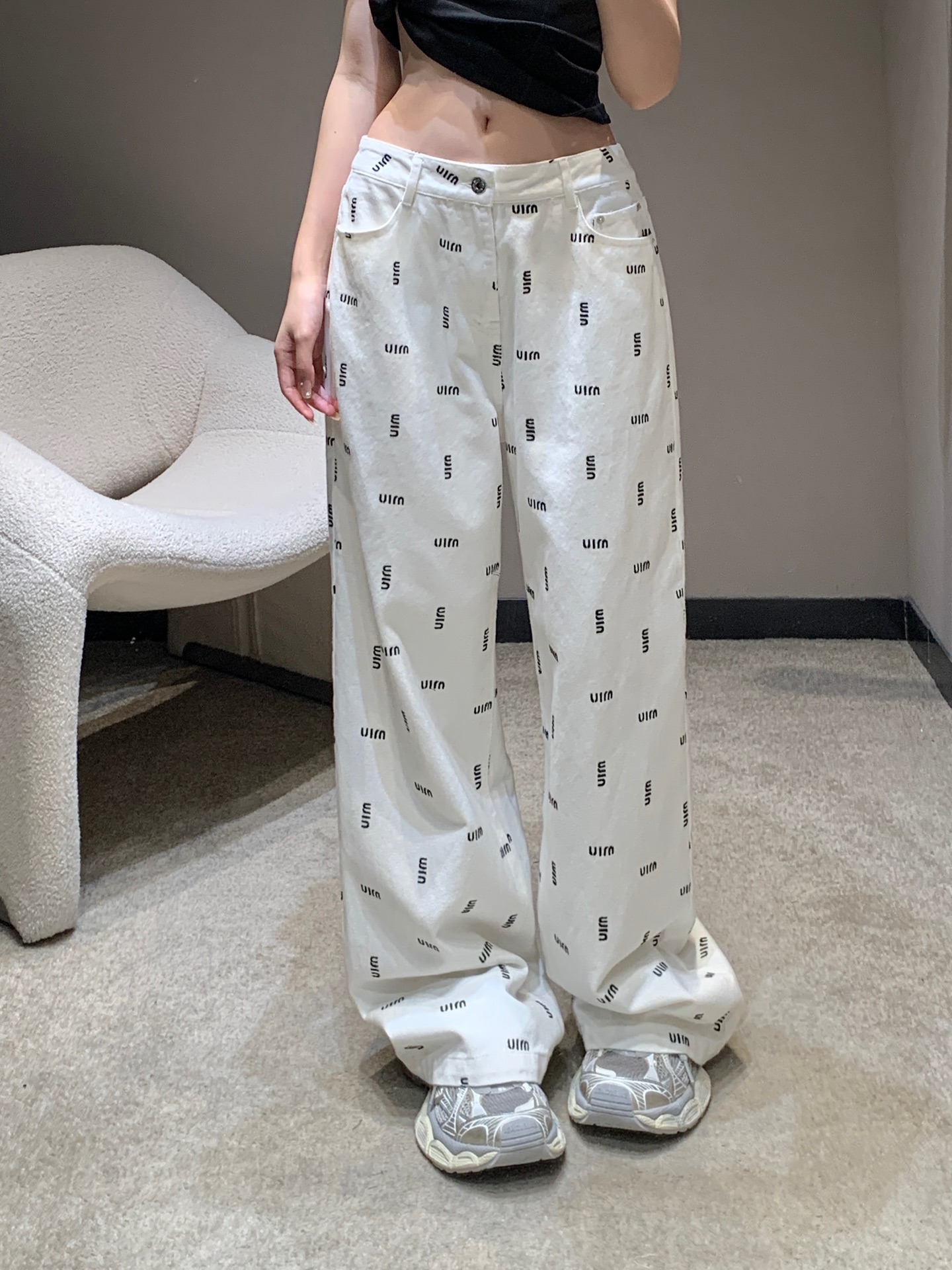 NO:330375,Miumi* 25Ss Spring and Summer New Style, Alphabet Embroidered Straight Jeans Pants | Exclusive High-end Production!  It uses high-end customized fabrics, so denim is very comfortable to wear, with regular design and good inclusiveness. Three-dimensional letter embroidery adds visual charm, and the pattern of the pants will be very delicate, making it a very good fabric. Stretch denim has good moisture absorption and breathability, the cloth surface is soft and the feel is very smooth, making it a favorite choice for everyone!  S/M/L, miumiu, alexander wang19860909Miumi* 25Ss春夏新款 字母刺绣直筒牛仔长裤丨独家高版出品！采用高端定制面料,牛仔穿起来非常舒适,常规设计,包容性好,立体字母刺绣增添视觉魅力,而且裤子的纹路会非常细腻,是非常好的面料.弹力牛仔具有良好的吸湿性和透气性,布面光泽柔和,手感也非常细滑,成为众人最爱的选择！现货发售S/M/L,,miumiu,alexander wang,Women's clothing