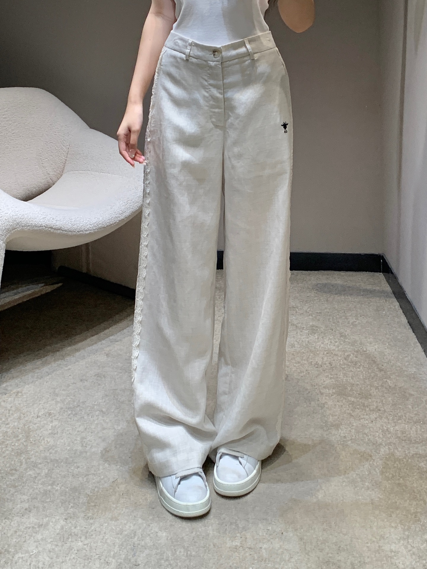 NO:330378,Dio* 25Ss spring and summer new style, double-sided lace spliced ​​linen straight trousers | Exclusive high-end production!  Imported linen and tensil blended fabric, letter bee embroidery embroidery retains the breathable feeling of linen but will not easily wrinkle. The texture is very good. High waist wide-leg pants. Double-sided lace splicing. Super high-end cream white color is also very high-end. S/M/L, dior, alexander wang.19860909Dio* 25Ss春夏新款 双侧蕾丝拼接亚麻直筒长裤丨独家高版出品！采用进口的亚麻和天丝混纺面料 字母蜜蜂刺绣点缀 保留了亚麻的透气感 但不会容易起皱 质感灰常好 高腰阔腿裤型 双侧蕾丝拼接 超级显高 奶油白颜色也很高级 现货发售S/M/L,,dior,alexander wang,Women's clothing