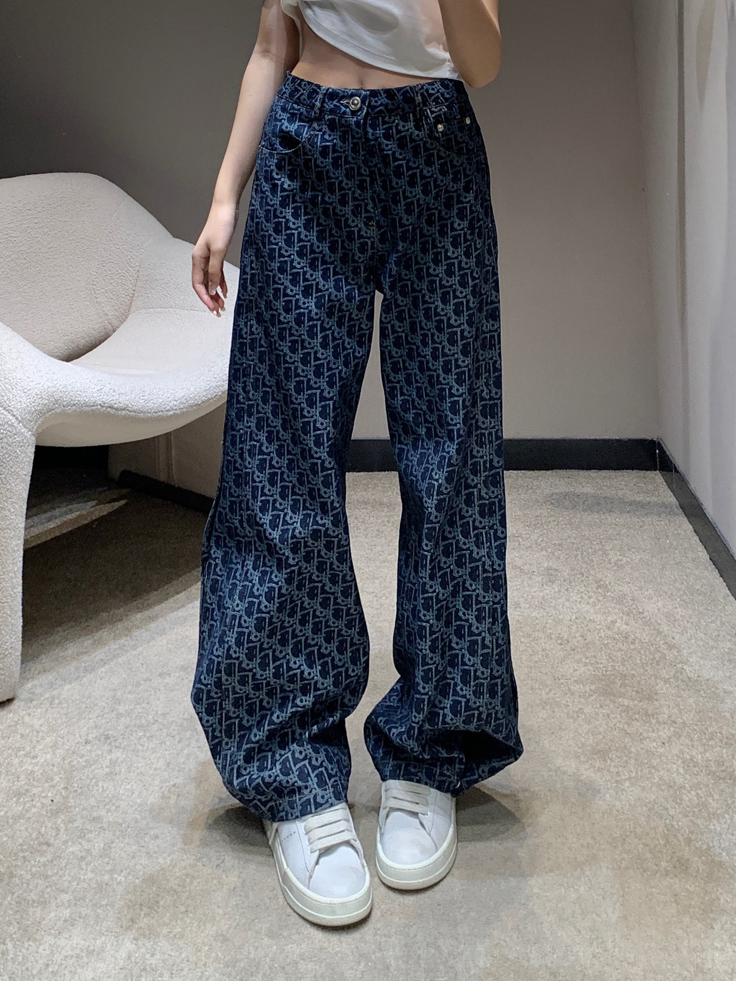 NO:330381,Dio* 25Ss spring and summer new style jacquard denim wide-leg trousers丨Exclusive high-end production!  Imported twill cotton denim material, multi-enzyme washing, presenting retro old denim blue, crisp and stylish, full-print iconic letter logo jacquard, highlighting the brand tone, full of old money, full of slackness, neat tailoring details highlight the texture of the big brand, use snap buttons to adjust and narrow the foot mouth to achieve straight-tuned leg design, add layered styling, increase practicality and fashion sense of workwear, develop surface accessories, high-waist buckle trousers, freely match top items, S/M/L,,dior,alexander wang19860909Dio* 25Ss春夏新款 提花牛仔阔腿长裤丨独家高版出品！进口斜纹棉牛仔材质 多重酵素水洗 呈现复古做旧牛仔蓝 挺括有型 通体满印标志性字母徽标提花 彰显品牌调性 老钱松弛感满满 利落剪裁细节彰显大牌质感 脚口处沿用按扣调节收窄处理 实现直筒束腿版型设计 增添造型层次感 增加实用性与工装时尚感 面辅料开发 高腰系扣长裤剪裁 随意搭配上装单品 现货发售S/M/L,,dior,alexander wang,Women's clothing