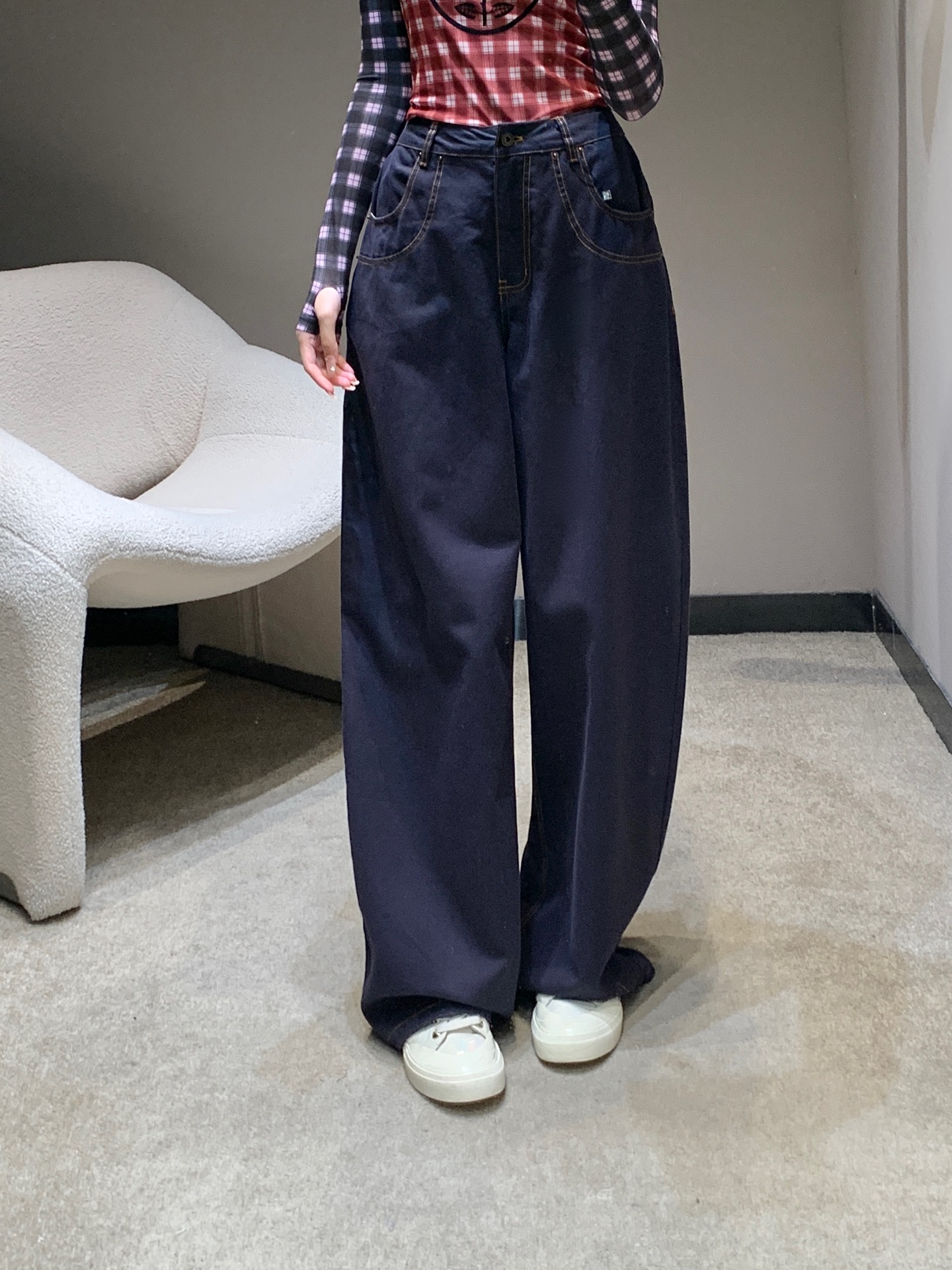 NO:330370,Loew* 25Ss spring and summer new style retro bright line design straight wide-leg jeans | Exclusive high-end production!  The texture of the pants is really amazing with a high waist and loose style. The right length of the pants stretches the leg lines to create neat and long legs!  The huge slimness is matched with loose wide-leg pants, which is the top leader who covers the flesh and looks slimming. It is both A and cool and can easily wear it with various tops in daily life. It is not a good-looking leg shape. You can wear any body shape!  Whoever wears it has thin straight and long legs!  It's really easy to wear and it's very popular!  Big recommendation!  Sisters all rushed for me!  S/M/L, loewe, jeans, alexander wang19860909Loew* 25Ss春夏新款 复古明线设计直筒阔腿牛仔裤丨独家高版出品！裤型质感真的绝了高腰宽松的版型 恰好的裤长 拉伸腿部线条 营造利落大长腿！巨显瘦在搭配宽松的阔腿裤版型就是遮肉显瘦的一把手了 又A又飒日常搭配各种上衣都能轻松穿出时尚达人感～不挑腿型 什么身材通通可以穿！谁穿谁是细直大长腿！ 真的好穿到不行 而且出镜率很高！重磅推荐！姐妹们都给我冲！现货发售S/M/L,,loewe,jeans,alexander wang,Women's clothing