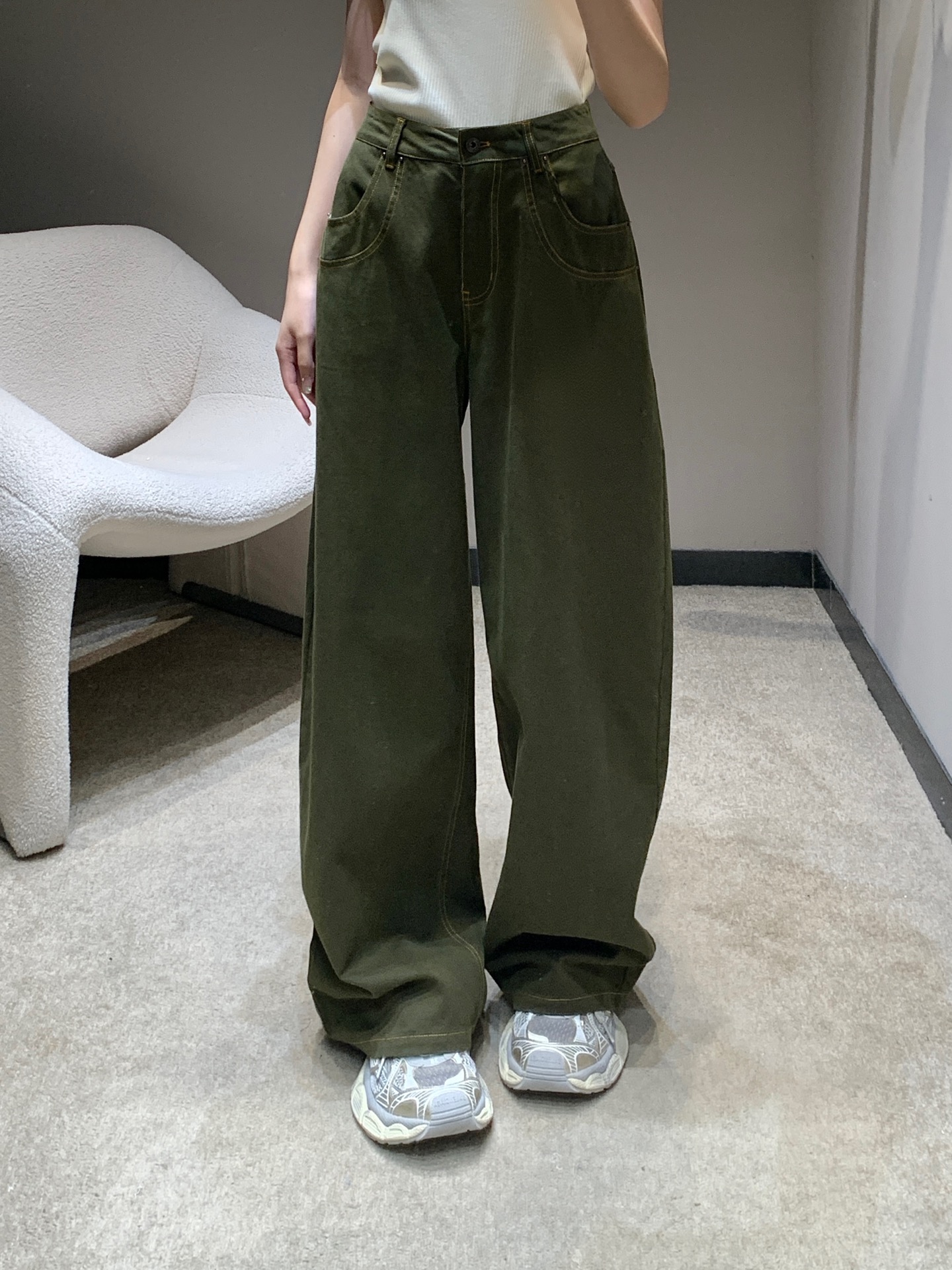 NO:330364,Loew* 25Ss spring and summer new style retro bright line design straight wide-leg jeans | Exclusive high-end production!  The texture of the pants is really amazing with a high waist and loose style. The right length of the pants stretches the leg lines to create neat and long legs!  The huge slimness is matched with loose wide-leg pants, which is the top leader who covers the flesh and looks slimming. It is both A and cool and can easily wear it with various tops in daily life. It is not a good-looking leg shape. You can wear any body shape!  Whoever wears it has thin straight and long legs!  It's really easy to wear and it's very popular!  Big recommendation!  Sisters all rushed for me!  S/M/L, loewe, jeans, alexander wang19860909Loew* 25Ss春夏新款 复古明线设计直筒阔腿牛仔裤丨独家高版出品！裤型质感真的绝了高腰宽松的版型 恰好的裤长 拉伸腿部线条 营造利落大长腿！巨显瘦在搭配宽松的阔腿裤版型就是遮肉显瘦的一把手了 又A又飒日常搭配各种上衣都能轻松穿出时尚达人感～不挑腿型 什么身材通通可以穿！谁穿谁是细直大长腿！ 真的好穿到不行 而且出镜率很高！重磅推荐！姐妹们都给我冲！现货发售S/M/L,,loewe,jeans,alexander wang,Women's clothing