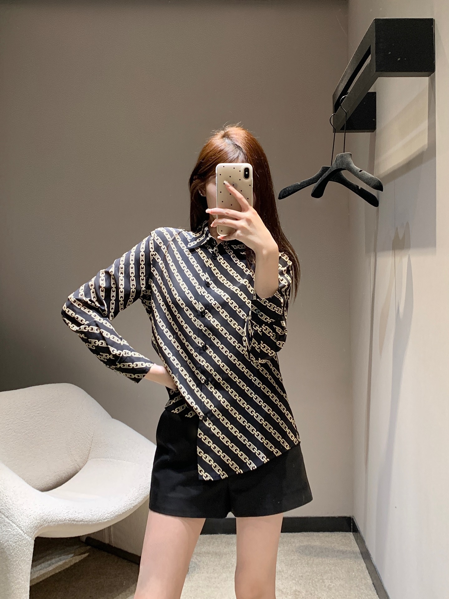 NO:330358,Celin* 25SS Spring and Summer New Style Iconic Chain Logo Printed Silk Long Sleeve Shirt丨Exclusive High Edition Production!  Heavy mulberry silk fabric is very comfortable, and the texture of the silk is stunning when you hold it in your hand. It has a silky and delicate texture and excellent drooping feeling!  The main focus is on one high-end one and close your eyes to see, and there will be no more than 100% mulberry silk!  Meet is real luck. S/M/L, celine,shirts,real silk,alexander wang19860909Celin* 25SS春夏新款 标志性链条徽标印花真丝长袖衬衫丨独家高版出品！重磅桑蚕丝面料 舒适感爆棚,拿到手里就被惊艳真丝的质感丝滑细腻, 垂感极好！主打一个高级闭眼收吧,多一件都不会有♀百分百桑蚕丝！遇见就是真正的幸运 现货发售 S/M/L,,celine,shirts,real silk,alexander wang,Women's clothing