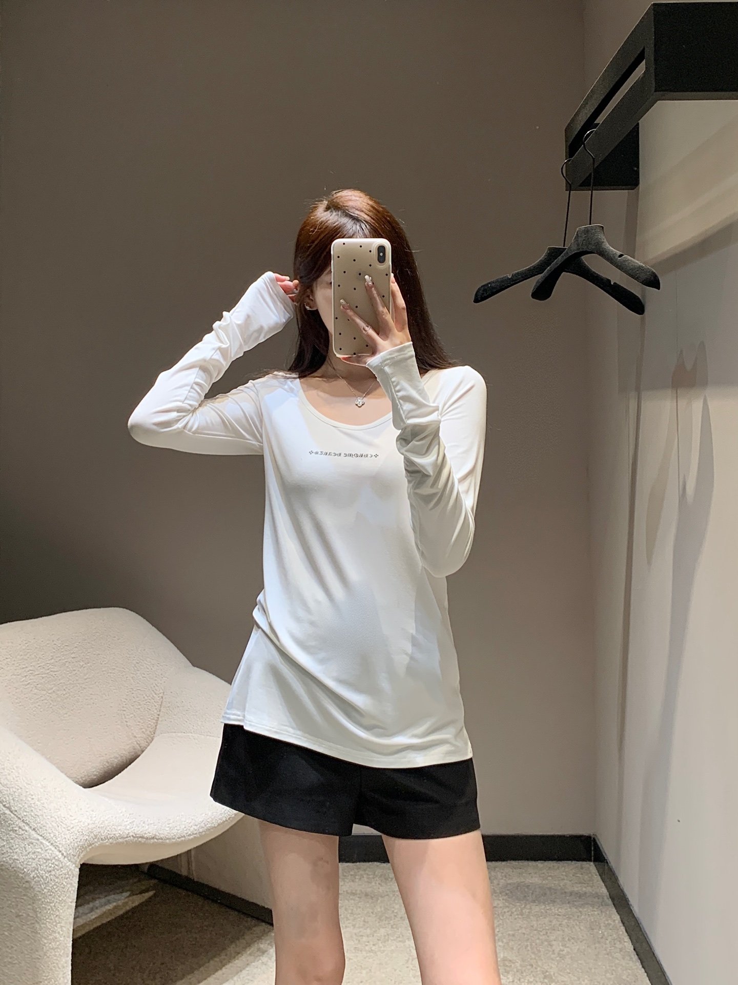 NO:330352,Chorme heart* 25ss Spring and Summer New Style, Perspective Sanskrit Printed Long Sleeve T-shirt丨Exclusive high-end production!  This base shirt is so beautiful. The effect of the film is full-scoring, and the shape really shows off your figure. It visually lengthens the proportion of the human body and looks slimmer and easy to grasp the temperament and sexy style!  It is very good in daily life, whether it is single or base. If you want a distinctive sunscreen primer in the wardrobe that you can wear at all times, don’t miss it. Everyone has a very comfortable upper body. You can just put it in with your eyes closed. Sisters, don’t worry!  S/M/L, tees, t-shirt, alexander wang19860909Chorme heart* 25ss春夏新款 透视梵文印花长袖T恤丨独家高版出品！这件打底衫也太好看了吧出片效果打满分版型真的巨显身材 视觉上拉长人体的比例 显得更加苗条轻轻松松拿捏气质性感风！日常无论是单穿还是打底 都很出彩 想要衣柜里有一件可以时时刻刻穿得出去的有特点的防晒打底衫真的别错过上身巨舒服人手一件 闭眼入的单品 姐妹们放心入就对了！现货发售S/M/L,,tees，t-shirt,alexander wang,Women's clothing