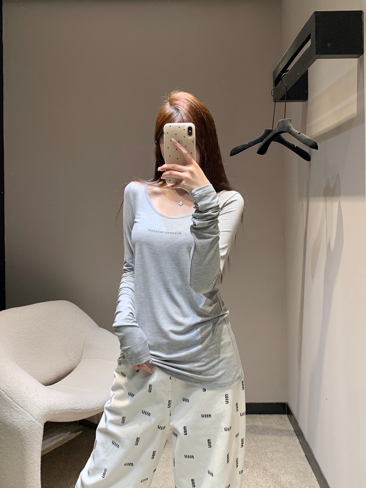 NO:330347,Chorme heart* 25ss Spring and Summer New Style, Perspective Sanskrit Printed Long Sleeve T-shirt丨Exclusive high-end production!  This base shirt is so beautiful. The effect of the film is full-scoring, and the shape really shows off your figure. It visually lengthens the proportion of the human body and looks slimmer and easy to grasp the temperament and sexy style!  It is very good in daily life, whether it is single or base. If you want a distinctive sunscreen primer in the wardrobe that you can wear at all times, don’t miss it. Everyone has a very comfortable upper body. You can just put it in with your eyes closed. Sisters, don’t worry!  S/M/L, tees, t-shirt, alexander wang19860909Chorme heart* 25ss春夏新款 透视梵文印花长袖T恤丨独家高版出品！这件打底衫也太好看了吧出片效果打满分版型真的巨显身材 视觉上拉长人体的比例 显得更加苗条轻轻松松拿捏气质性感风！日常无论是单穿还是打底 都很出彩 想要衣柜里有一件可以时时刻刻穿得出去的有特点的防晒打底衫真的别错过上身巨舒服人手一件 闭眼入的单品 姐妹们放心入就对了！现货发售S/M/L,,tees，t-shirt,alexander wang,Women's clothing