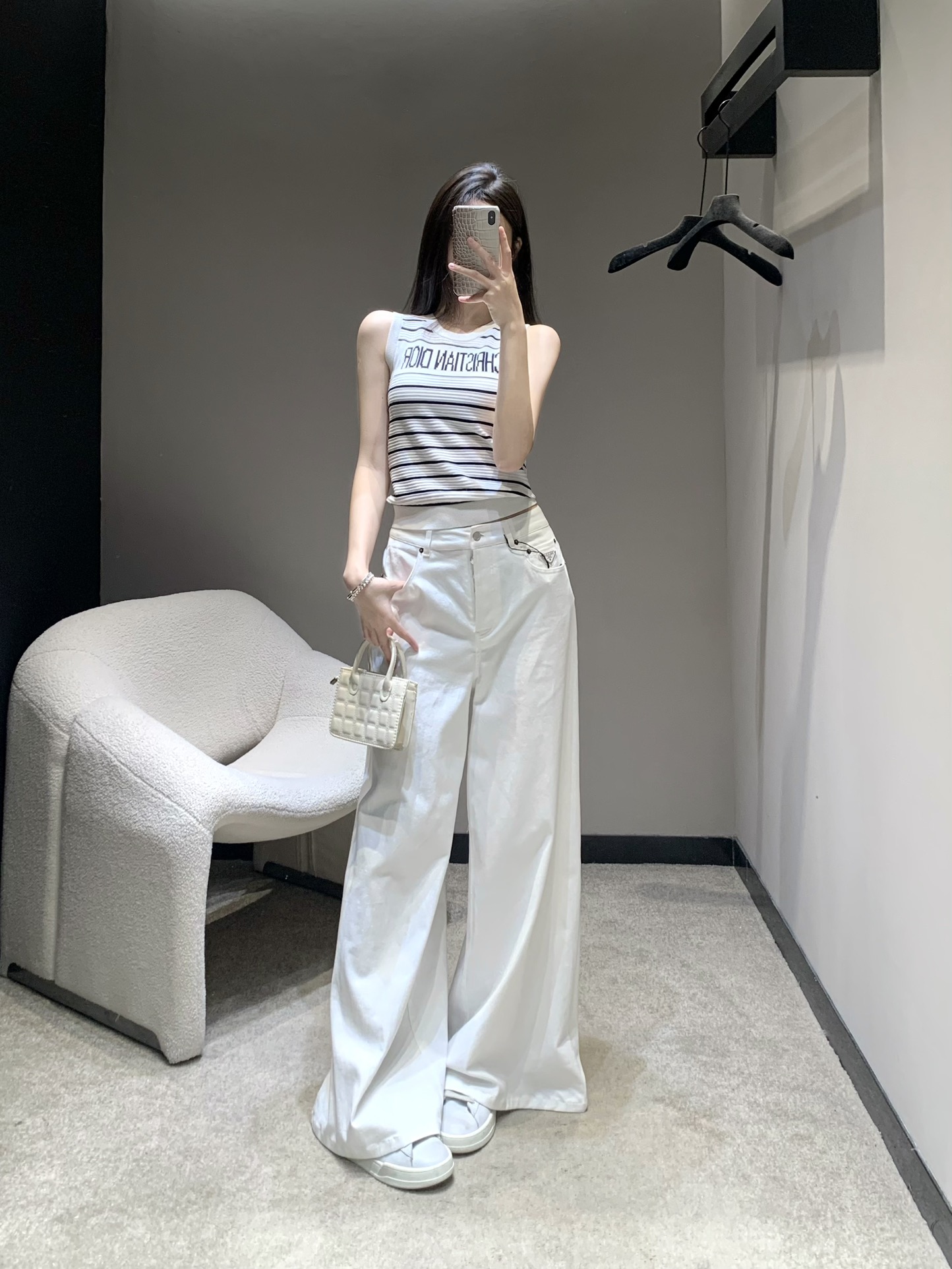 NO:330335,Prad* 25Ss early spring new style, big wide-leg white jeans | Exclusive high-end production!  High-waisted retro jeans, the most popular and most worth buying, retro and fashionable, this pair of jeans, whether wash water or pants, is highly recommended for sale in stock S/M/L, prada, jeans, alexander wang19860909Prad* 25Ss早春新款 大阔腿白色牛仔裤丨独家高版出品！高腰复古牛仔裤,最最热门,最最值得入手的一款,复古又时髦,这条牛仔裤,无论洗水还是裤型,强烈推荐现货发售S/M/L,,prada,jeans,alexander wang,Women's clothing