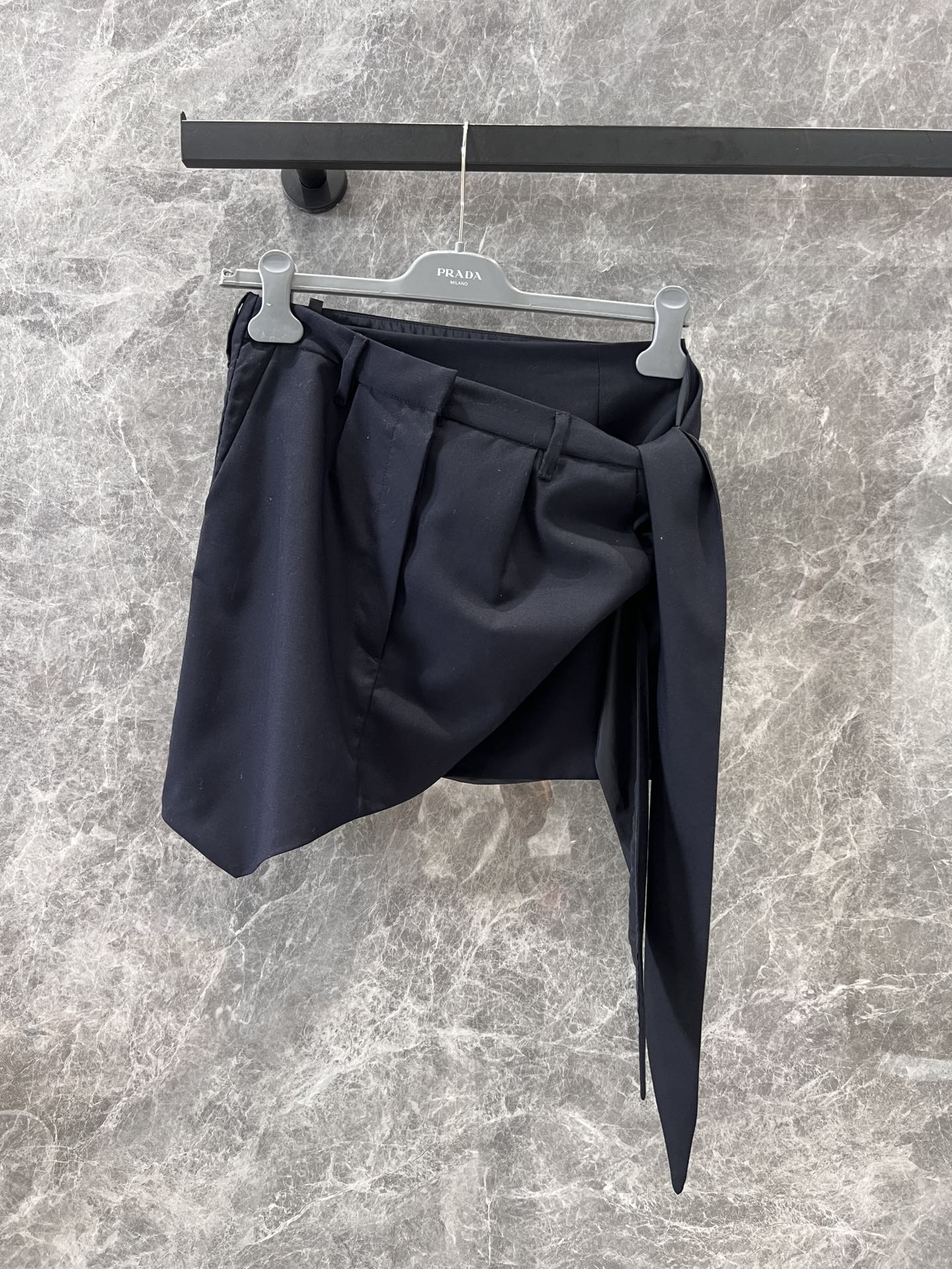 NO:331674,Batch Prad* 25Ss Spring and Summer New Style Irregular Skirts | Exclusive YB Development!  High-end production!  Use custom fabrics, which are not easy to make colors and decolorize more advanced, outline irregular contours, and line up. The skirt is spread out to modify hips and hips, which makes it more free and cool. Rich details are sweet and show the brand's heritage. Fashionable and fashionable outfits are available in stock. S/M/L, prada, skirts, alexander wang19860909批 Prad* 25Ss春夏新款 不规则半裙丨独家yb开发！高版出品！采用定制面料 不易串色脱色更显高级 勾勒不规则轮廓走线 裙摆微A散开修饰臀胯 更显自由飒爽风格 丰富细节不失甜美 彰显品牌底蕴 穿搭时髦洋气 现货发售S/M/L,,prada,skirts,alexander wang,Women's clothing