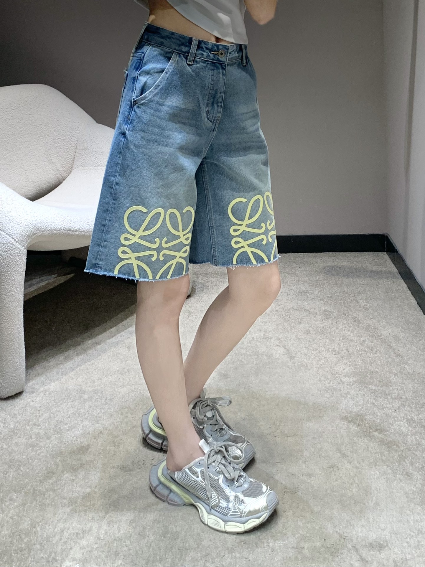 NO:331691,Loew* 25Ss spring and summer new style printed furrowed denim pinch pants | Exclusive high-end production!  These pants are easy to wear! Real name Amway!  Heavy Industry Washing Cowboy Color The texture of the pants is really great, the loose straight-leg style covers the flesh and makes you look slimming. It also adds a retro work style while modifying your legs. The handsome feeling of walking is styled. You must have a place to contract your various tops and raise your waistline, so that the smaller one can also wear a three-seven-six-six-sized body proportion!  My sisters closed my eyes and rushed forward!  S/M/L, loewe, alexander wang19860909批 Loew* 25Ss春夏新款 印花毛边牛仔五分裤丨独家高版出品！这条裤子好穿程度实名安利！ 重工洗水牛仔色 裤型质感真的绝了宽松直筒的版型遮肉显瘦 修饰腿部的同时增加复古工装感 走路都带风的帅气感必须拥有一席之地承包你的各种上衣搭配抬高腰线 让小个子也能穿出三七分身材比例！姐妹们都给我闭眼冲！现货发售 S/M/L,,loewe,alexander wang,Women's clothing