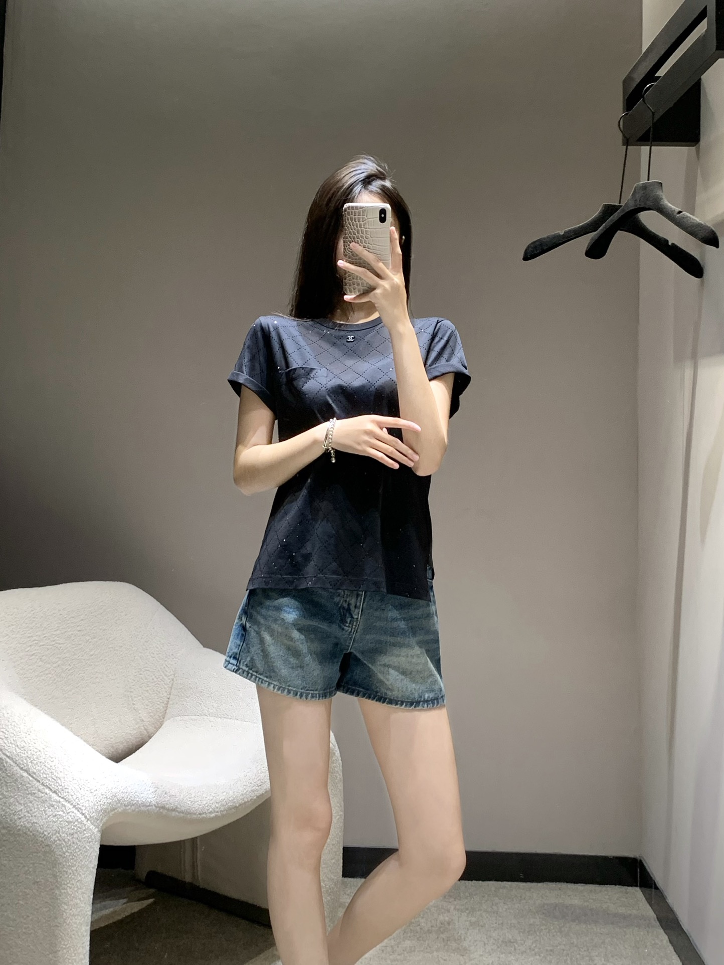 NO:331685,A total of Chane* 25Ss new summer style, heavy industry ironing diamond backrest short-sleeved T-shirt | Exclusive yb development!  High-end production!  Custom fabric, skin-friendly and soft and comfortable. The whole piece of clothing is ironed and shiny under the light. The fabric is ironed and crafted, with long front and short back, so beautiful that it is breathtaking!  High temperature perming is very strong, the texture is very good, a very design-oriented short-sleeved style, using imported cotton fabric, comfortable and breathable, simple and high-end, easy to match with skirts and jeans, summer fashion age-reducing, versatile items, S/M/L, chanel, skirts, jeans, T-shirt, tees, t-shirt, alexander wang19860909批 Chane* 25Ss夏季新款 重工烫钻露背短袖T恤丨独家yb开发！高版出品！定制面料 亲肤感柔软舒适 整件衣服烫钻钻 灯光下闪闪发光 面料烫钻工艺,前长后短版型,美到窒息！高温烫特别牢固 质感非常好 一款非常有设计感的短袖 采用进口全棉面料 舒适透气 简约高级 随便搭配半裙和牛仔裤就很高级 夏日时尚减龄 百搭单品 现货发售S/M/L,,chanel,skirts,jeans,T-shirt,tees，t-shirt,alexander wang,Women's clothing