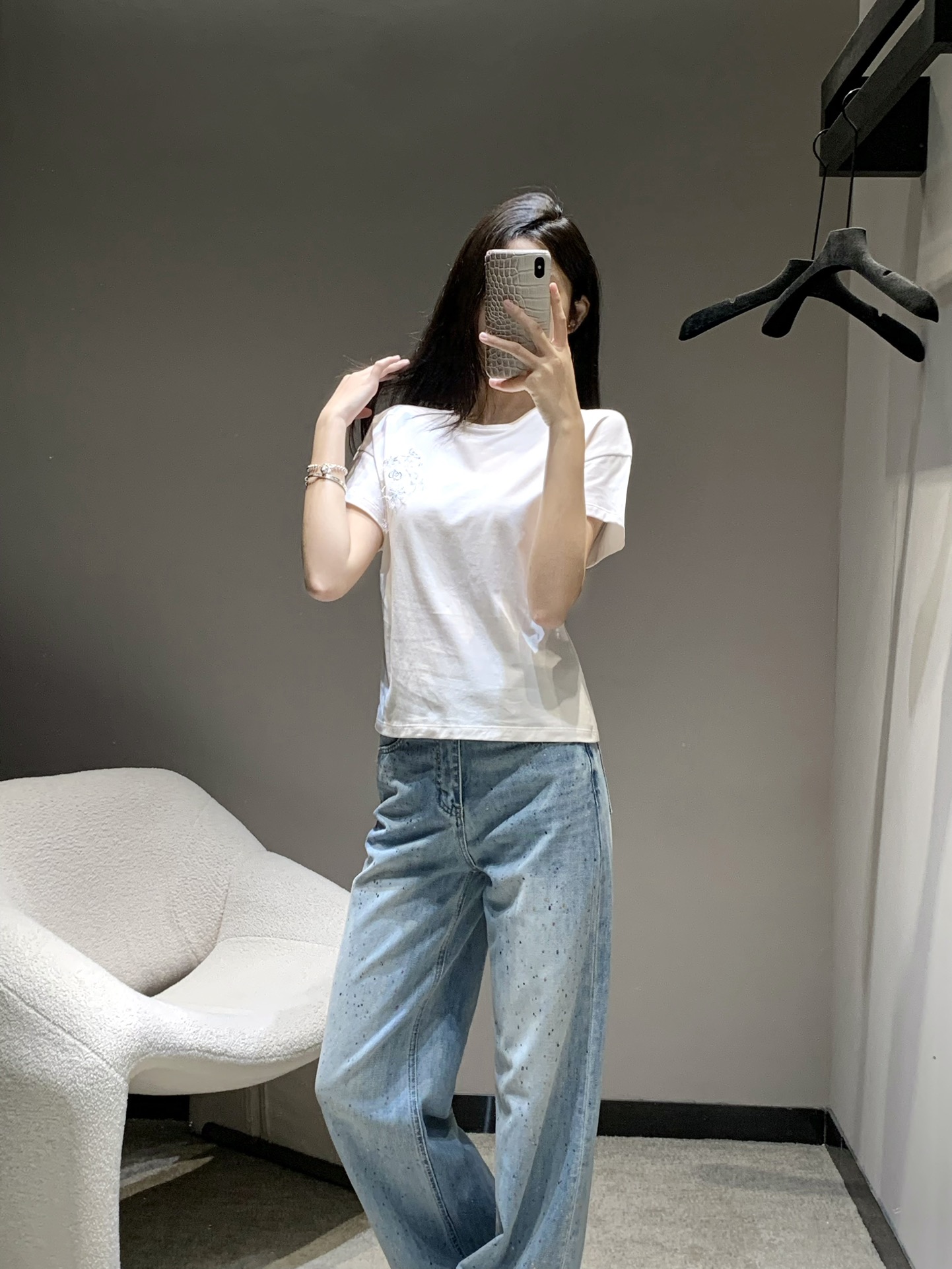 NO:331686,Batch Dio* 25Ss Spring and Summer New Style Letter Embroidered Round Neck Flying Sleeve T-shirt | Exclusive high-end production!  All cotton material, breathable and comfortable, full texture, slim T-shirt cut, highlights the brand style, made of gram-weight pure cotton, slightly elastic, and gives a slim visual effect. The brand's own fashion sense comes with the brand's iconic letter logo on the chest. The flying sleeve design creates an age-reducing style. The inner wear is brilliant and fashionable. The perfect workmanship quality depends on the details. S/M/L,,dior,tees, t-shirt,alexander wang19860909批 Dio* 25Ss春夏新款 字母刺绣圆领飞袖T恤丨独家高版出品！全棉材质 透气舒适 质感十足 修身T恤裁剪 凸显品牌格调 采用克重纯棉制成 略带有弹力 呈现显瘦视觉效果 胸前标志性字母徽标品牌自带的时尚感立现 飞袖设计随心打造减龄风格 单穿内搭都出彩时髦 完美做工品质看细节.现货发售 S/M/L,,dior,tees，t-shirt,alexander wang,Women's clothing