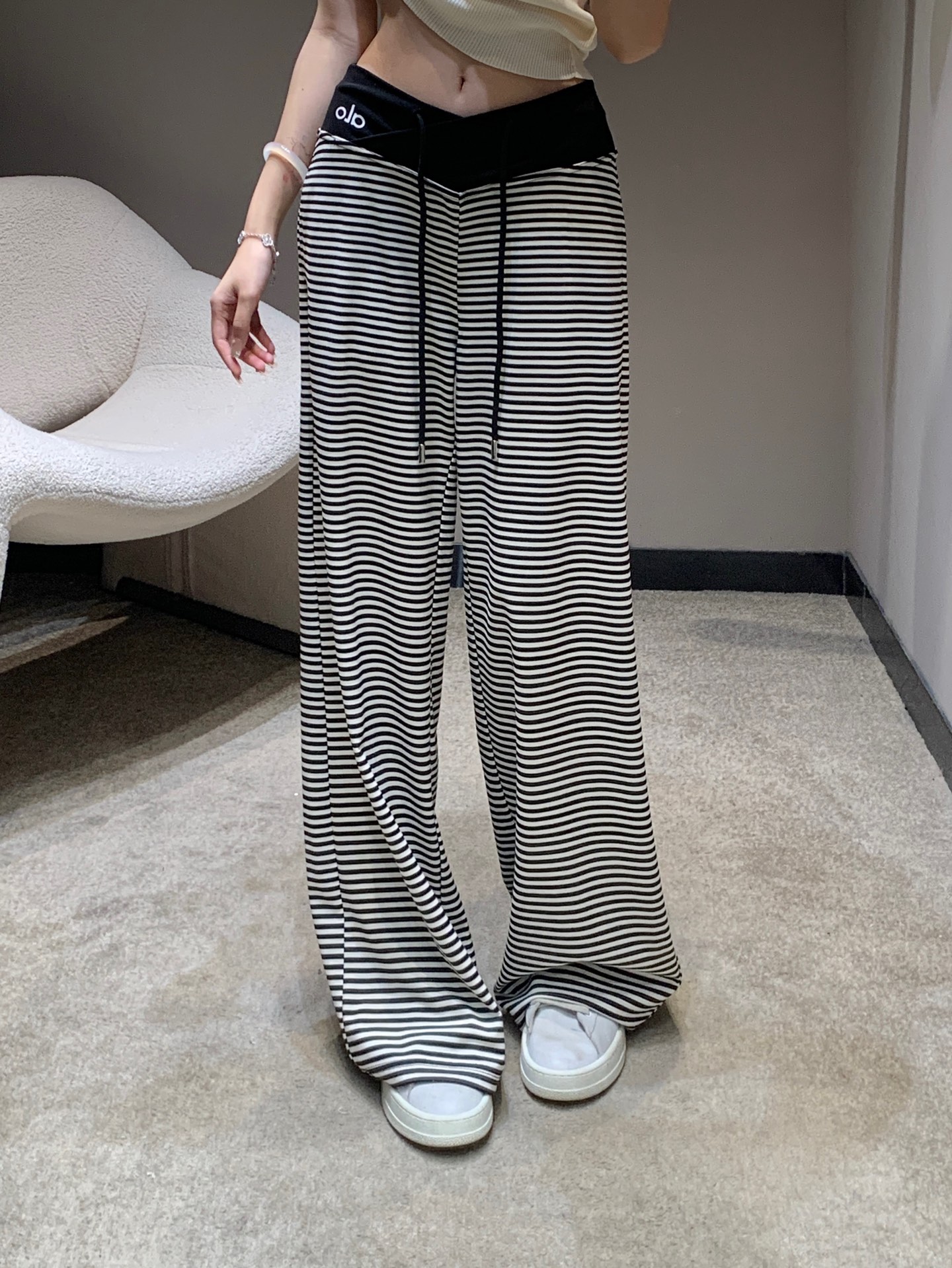 NO:331668,Alo 25Ss spring and summer new style, letter waist drawstring striped wide-leg pants | Exclusive high-end production!  American sports yoga design, casual and casual feeling~ It’s very easy to match, it’s super good to take photos, it’s really suitable to wear when shopping!  The whole pants are very three-dimensionally tailored with Nice high waist wide legs straight-leg style. Long legs lengthen visual effect can be ranked first. It can well modify the leg shape to create a comfortable and lazy atmosphere. It is more casual and practical. Tired of solid-color pants in the closet. Let’s take a pair of striped pants that break the routine~ Sisters!  Absolutely not popular!  Get it now!  S/M/L, alexander wang19860909批 alo 25Ss春夏新款 字母腰头抽绳条纹阔腿裤丨独家高版出品！美式运动瑜伽设计 休闲随性的感觉～特别好搭配 拍照超级出片 出街逛街穿真的很合适！整条裤子立体剪裁很Nice高腰阔腿直筒的版型 长腿拉长视觉效果第一名 可以很好的修饰腿型 打造舒适慵懒的氛围 更加休闲实穿 厌倦了衣橱里的纯色裤子 来一条打破常规的条纹裤吧～姐妹们！绝对不能的爆款！赶快入手吧！现货发售S/M/L,,alexander wang,Women's clothing