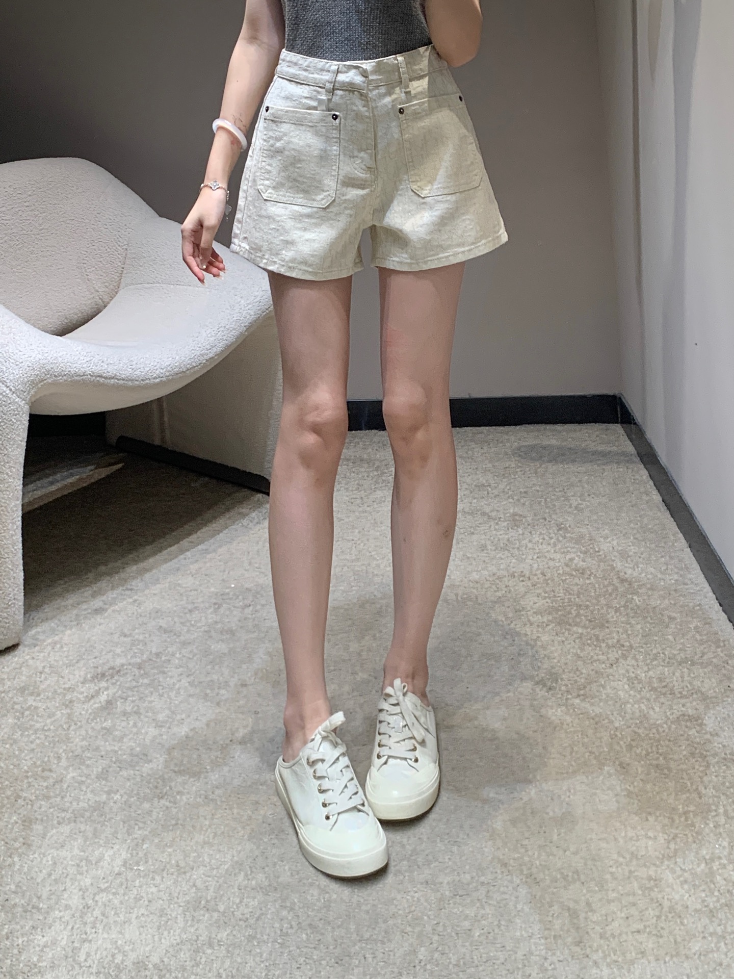 NO:334143,Dio* 25Ss spring and summer new style, off-white full-print dark pattern shorts丨Exclusive high-end production!  Imported denim cotton fabric, the fabric is delicate, soft and comfortable, soft and comfortable, the upper body is really comfortable, the golden silk thread is very bulking, customized YB three-standard hardware accessories, the design style is not picky, and you can control any body shape ~ S/M/L on sale in stock,,dior, shorts,alexander wang19860909Dio* 25Ss春夏新款 米白色满印暗纹短裤丨独家高版出品！进口牛仔棉面料 面料细腻柔软舒适 柔软舒适的触感 上身真的巨舒服 闪闪散发金色丝线 很buligbuling 定制yb三标五金配件 设计版型不挑人 任何身形都可以驾驭 ~ 现货发售S/M/L,,dior,shorts,alexander wang,Women's clothing