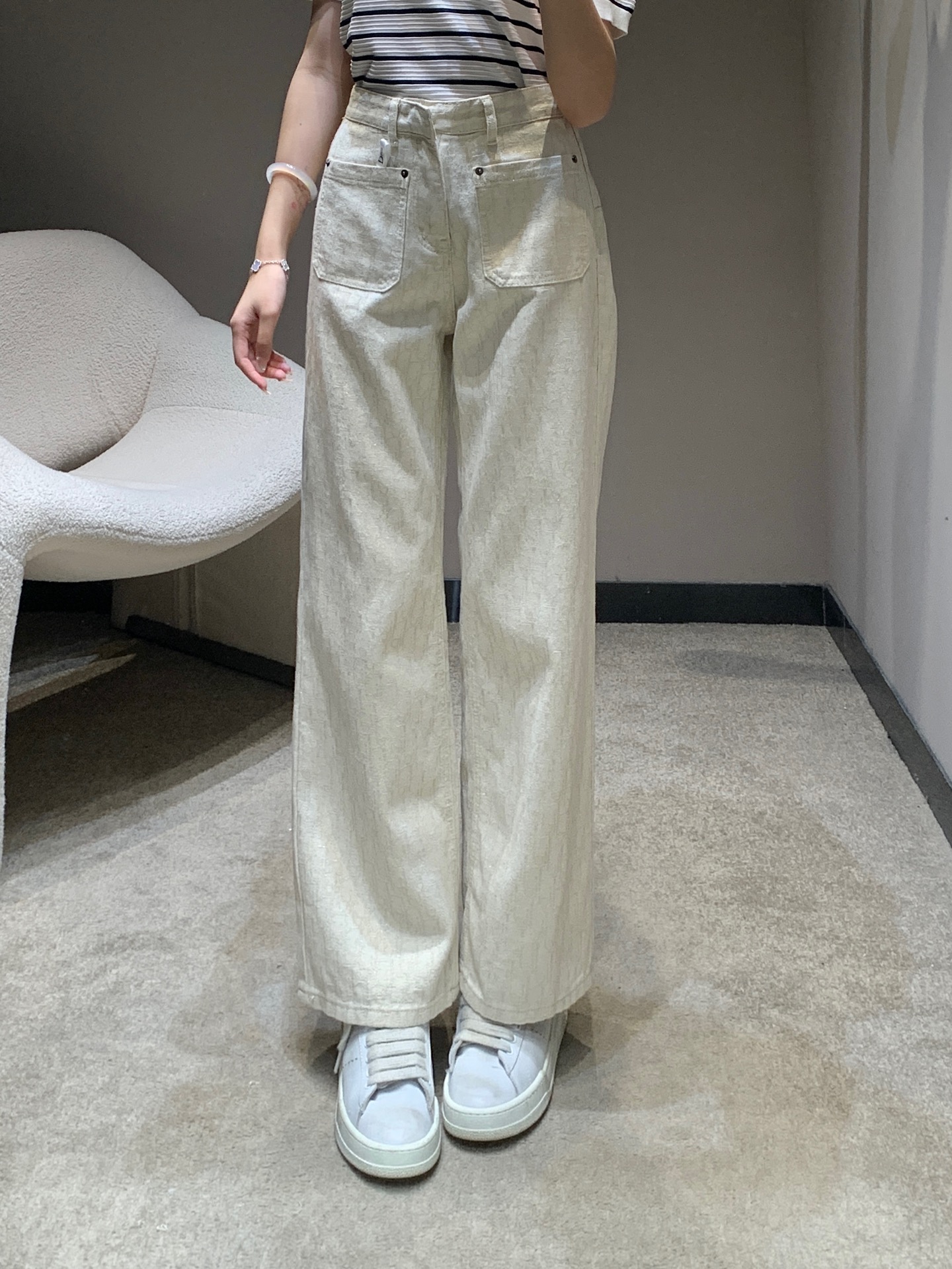 NO:335694,Dio* 25Ss spring and summer new style, off-white full-print dark pattern straight-leg trousers | Exclusive high-end production!  Imported denim cotton fabric, the fabric is delicate, soft and comfortable, soft and comfortable, the upper body is really comfortable, the golden silk thread is very bulking, customized YB three-standard hardware accessories, the design style is not picky, and you can control any body shape ~ S/M/L,,dior,alexander wang19860909Dio* 25Ss春夏新款 米白色满印暗纹直筒长裤丨独家高版出品！进口牛仔棉面料 面料细腻柔软舒适 柔软舒适的触感 上身真的巨舒服 闪闪散发金色丝线 很buligbuling 定制yb三标五金配件 设计版型不挑人 任何身形都可以驾驭 ~ 现货发售S/M/L,,dior,alexander wang,Women's clothing