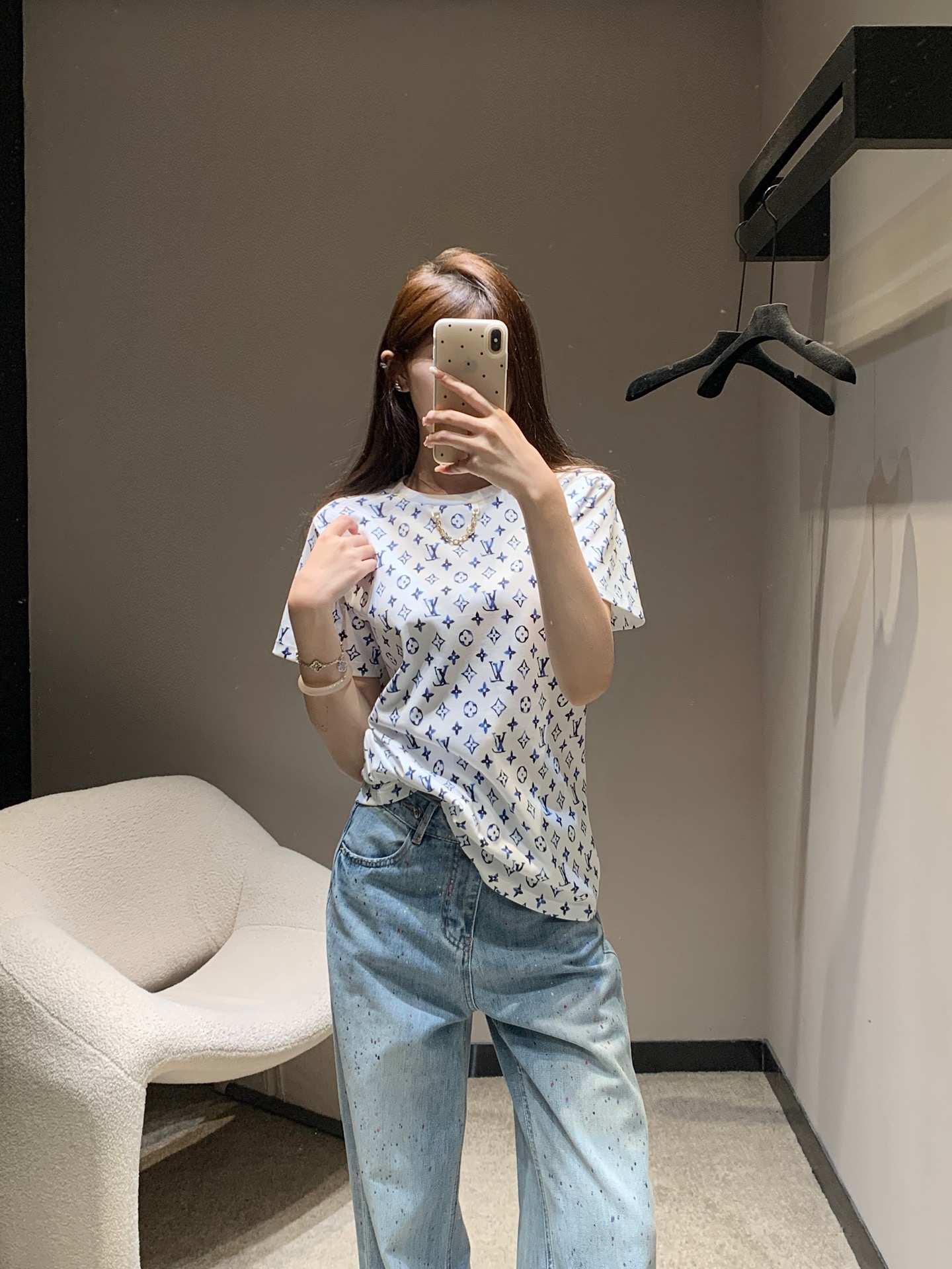 NO:331676,Batch Louis Vuitto* 25Ss Spring and Summer New Style Blue Printed Chain Round Neck Short Sleeve T-shirt | Exclusive high-end production!  Regular short-sleeved cut highlights the brand style. Made of gram-weight pure cotton. It is slightly elastic and gives a slim visual effect. The neckline is made of metal letter chains. The design highlights are distributed throughout the body. The color collision effect highlights the brand's personality. The inner wear is unique and fashionable. S/M/L,,louis vuitton,T-shirt,tees,t-shirt,alexander wang.19860909批 Louis Vuitto* 25Ss春夏新款 蓝色印花链条圆领短袖T恤丨独家高版出品！常规短袖裁剪 凸显品牌格调 采用克重纯棉制成 略带有弹力 呈现显瘦视觉效果 领口以金属字母链条作设计亮点 通体分布字母和四叶草元素图案 色彩碰撞效果彰显品牌个性格调 单穿内搭都出彩时髦 现货发售S/M/L,,louis vuitton,T-shirt,tees，t-shirt,alexander wang,Women's clothing