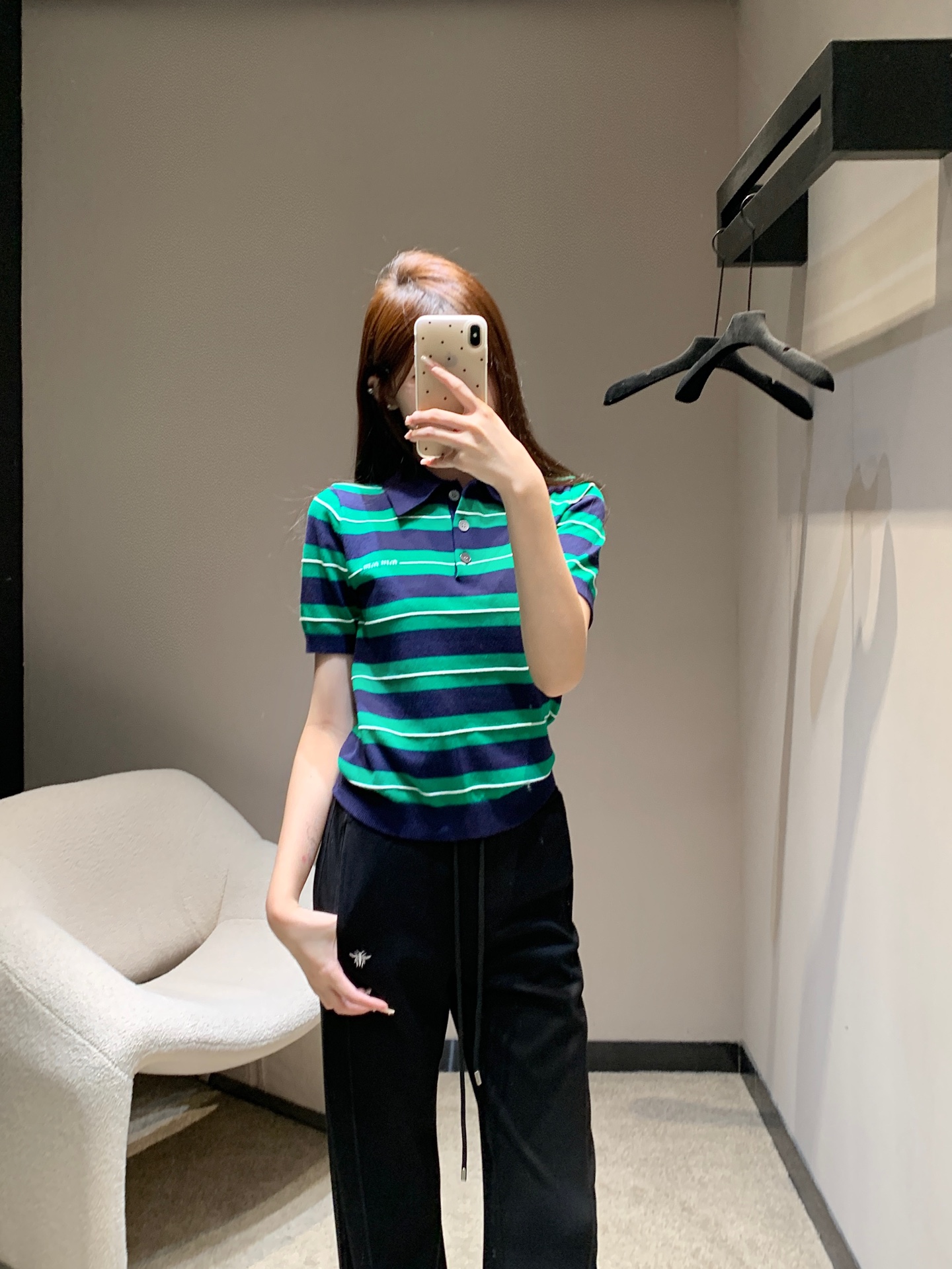 NO:411074,Miumi* 25Ss Spring and Summer New Striped Polo Knitted Short Sleeve Top丨Exclusive High Edition Production!  Lapel polo top cut, the upper body presents a casual and lazy style, the whole body is blue, green, white stripes are intertwined, the buttons are half-open in color to increase the look of the outfit, the inner wear is brilliant and fashionable, the letter logo on the chest highlights the brand style, fashionable and age-reducing. S/M/L,,miumiu, T-shirt,alexander wang19860909Miumi* 25Ss春夏新款 条纹polo针织短袖上衣丨独家高版出品！翻领polo上衣裁剪 上身呈现休闲慵懒的穿搭格调 通体蓝绿白条纹粗细交错 钮扣半开襟色增加穿搭美高休闲感 单穿内搭都出彩时髦 胸前点缀字母徽标 凸显品牌格调 时髦减龄 现货发售S/M/L,,miumiu,T-shirt,alexander wang,Women's clothing