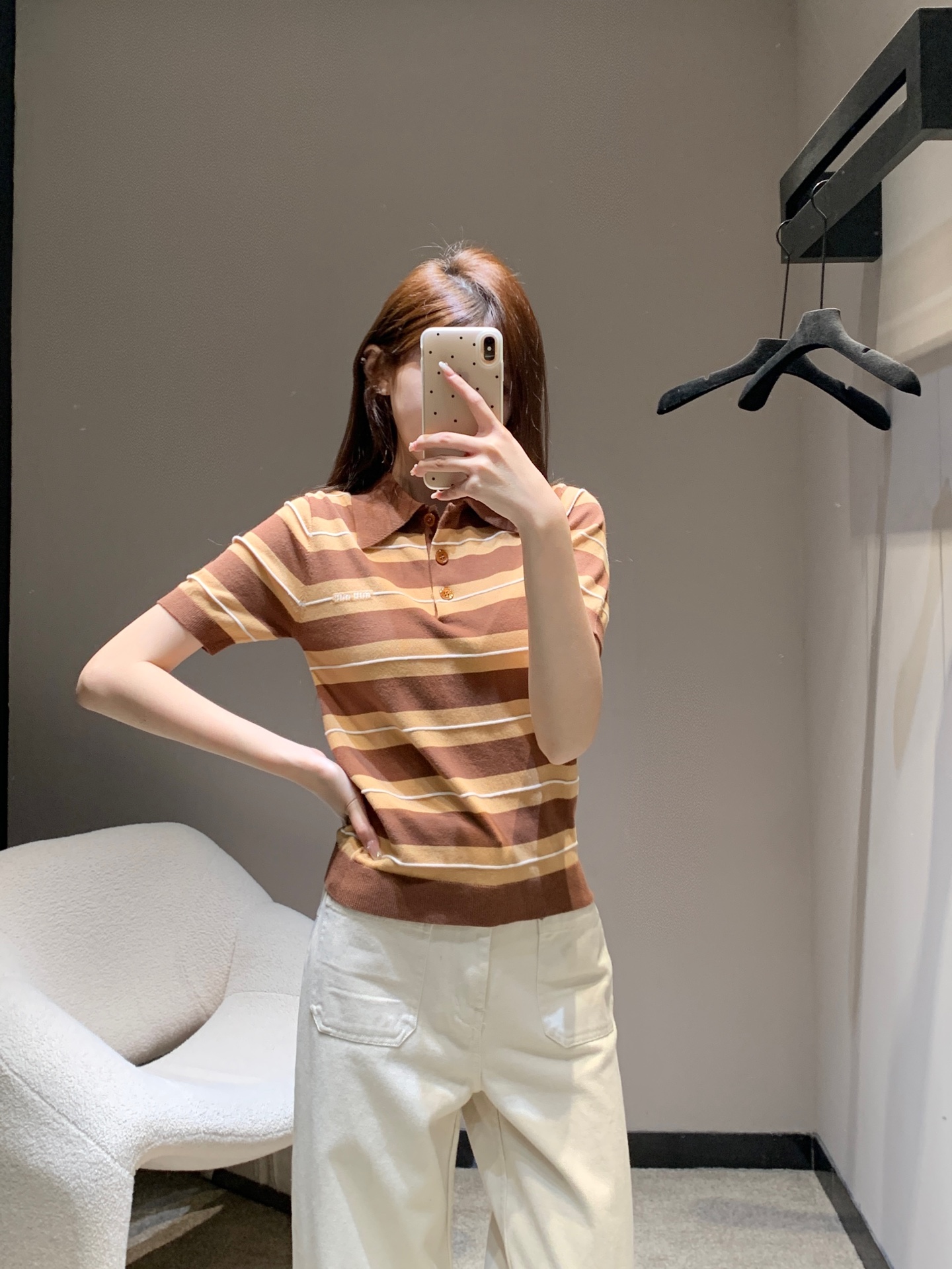 NO:411095,Miumi* 25Ss Spring and Summer New Striped Polo Knitted Short Sleeve Top丨Exclusive High Edition Production!  Lapel polo top cut, the upper body presents a casual and lazy style, the whole body is blue, green, white stripes are intertwined, the buttons are half-open in color to increase the look of the outfit, the inner wear is brilliant and fashionable, the letter logo on the chest highlights the brand style, fashionable and age-reducing. S/M/L,,miumiu, T-shirt,alexander wang19860909Miumi* 25Ss春夏新款 条纹polo针织短袖上衣丨独家高版出品！翻领polo上衣裁剪 上身呈现休闲慵懒的穿搭格调 通体蓝绿白条纹粗细交错 钮扣半开襟色增加穿搭美高休闲感 单穿内搭都出彩时髦 胸前点缀字母徽标 凸显品牌格调 时髦减龄 现货发售S/M/L,,miumiu,T-shirt,alexander wang,Women's clothing