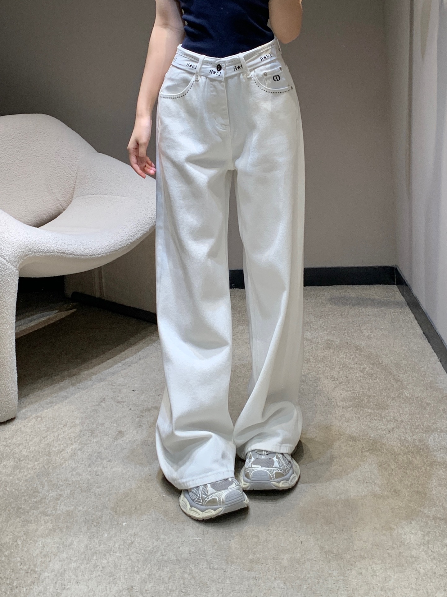 NO:332858,Dio* 25Ss summer new style contrasting waist jeans trousers | Exclusive high-end production!  Very sexy, the top body is absolutely king-shot jeans. The texture of the pants is really amazing with a high waist straight-leg style, just the right length of the pants stretches the leg lines to create neat and long legs!  You can easily wear a fashionable and expert look with various tops in daily life~ You can wear any body shape without picking your legs!  Whoever wears it has thin straight and long legs!  It's really easy to wear and it's very popular!  Big recommendation!  Sisters all rushed for me!  S/M/L, dior, jeans, alexander wang19860909Dio* 25Ss夏季新款 撞色腰头牛仔长裤丨独家高版出品！个性感十足 上身绝对王炸牛仔裤 裤型质感真的绝了高腰直筒的版型,恰好的裤长 拉伸腿部线条 营造利落大长腿！日常搭配各种上衣都能轻松穿出时尚达人感～不挑腿型 什么身材通通可以穿！谁穿谁是细直大长腿！ 真的好穿到不行 而且出镜率很高！重磅推荐！姐妹们都给我冲！现货发售S/M/L,,dior,jeans,alexander wang,Women's clothing