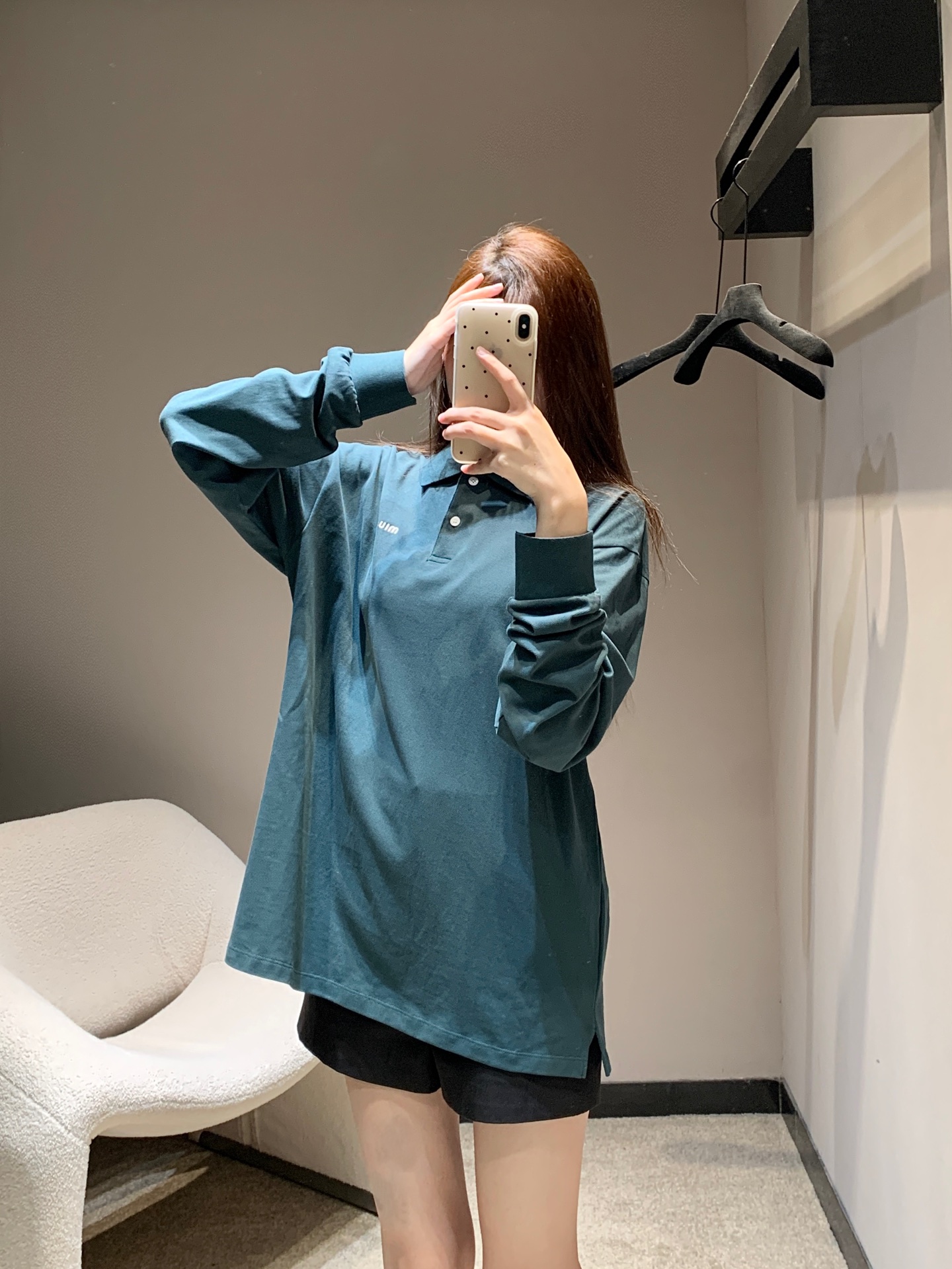 NO:411105,Miumi* 25Ss spring and summer new style letter embroidered lapel polo loose casual long-sleeved top丨Exclusive yb development!  High-end production!  Love the fashionable style of intellectuals!  Overzise loose fit and fashionable essentials unlock all outfits!  Customized ribbed collars are stylish and high-end!  Highly recommend the model for keeping, the same model for men and women!  S/M/L, miumiu, alexander wang19860909Miumi* 25Ss春夏新款 字母刺绣翻领polo宽松休闲长袖上衣丨独家yb开发！高版出品！超爱知识分子时髦风！overzise宽松版型时髦精必备单品解锁所有穿搭！定制罗纹领时髦又高级！强烈推荐自留款,男女同款！现货发售S/M/L,,miumiu,alexander wang,Women's clothing