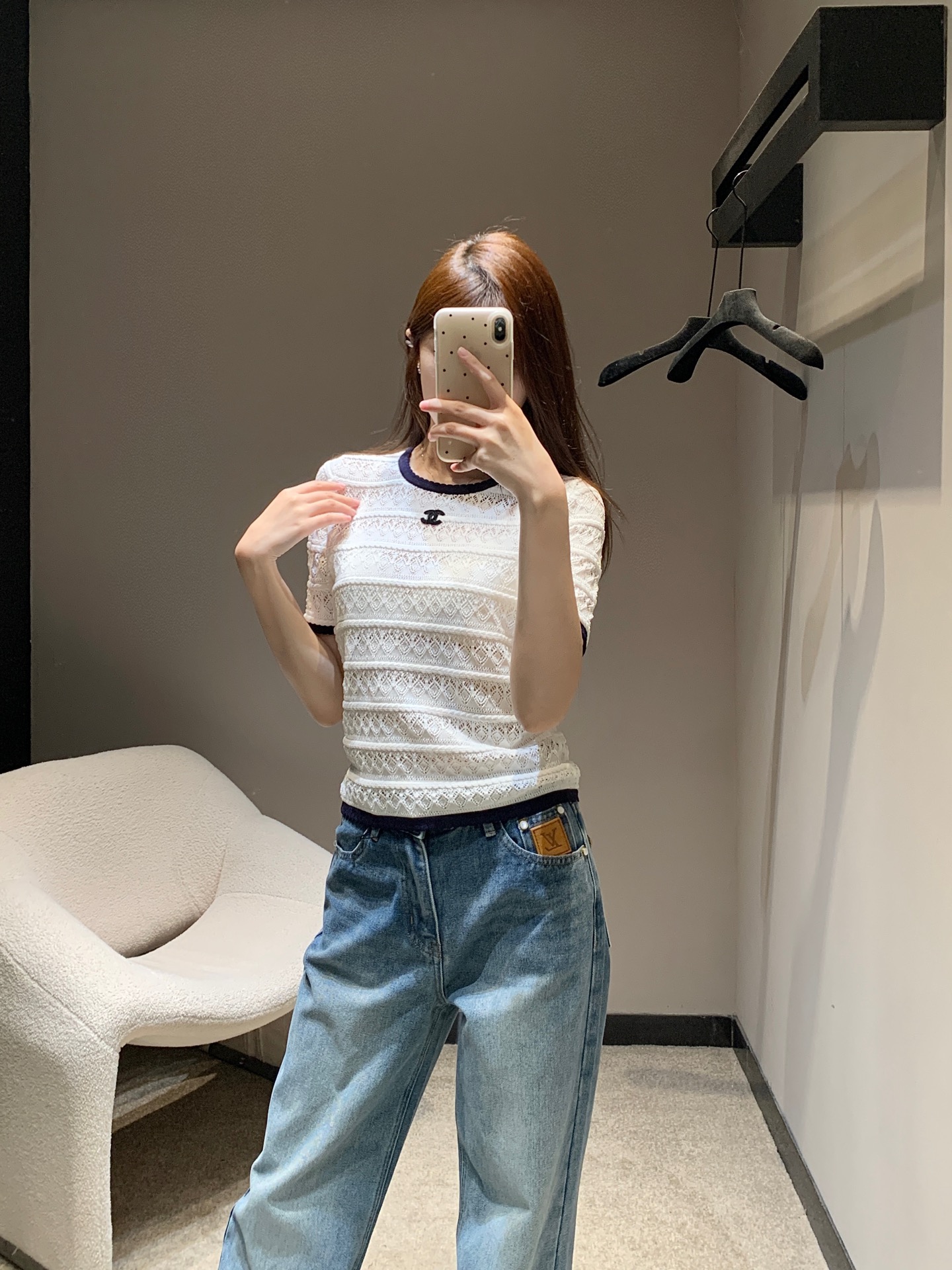 NO:333640,Chane* 25Ss Spring and Summer New Hollow Knitted Short Sleeve Top丨Exclusive High Edition Production!  The style is also superb!  It is slim but not tight, perfectly outlines the curve of the figure, without losing elegance and fashion sense. Whether paired with high-waisted pants or skirts, you can easily create a high-end look!  S/M/L, Chanel, skirts, T-shirt, alexander wang19860909Chane* 25Ss春夏新款 镂空针织短袖上衣丨独家高版出品！版型也超级赞！ 修身但不紧绷,完美勾勒出身材的曲线,又不失优雅和时尚感. 无论是搭配高腰裤还是半身裙,都能轻松打造出高级感满满的造型！现货发售S/M/L,,chanel,skirts,T-shirt,alexander wang,Women's clothing