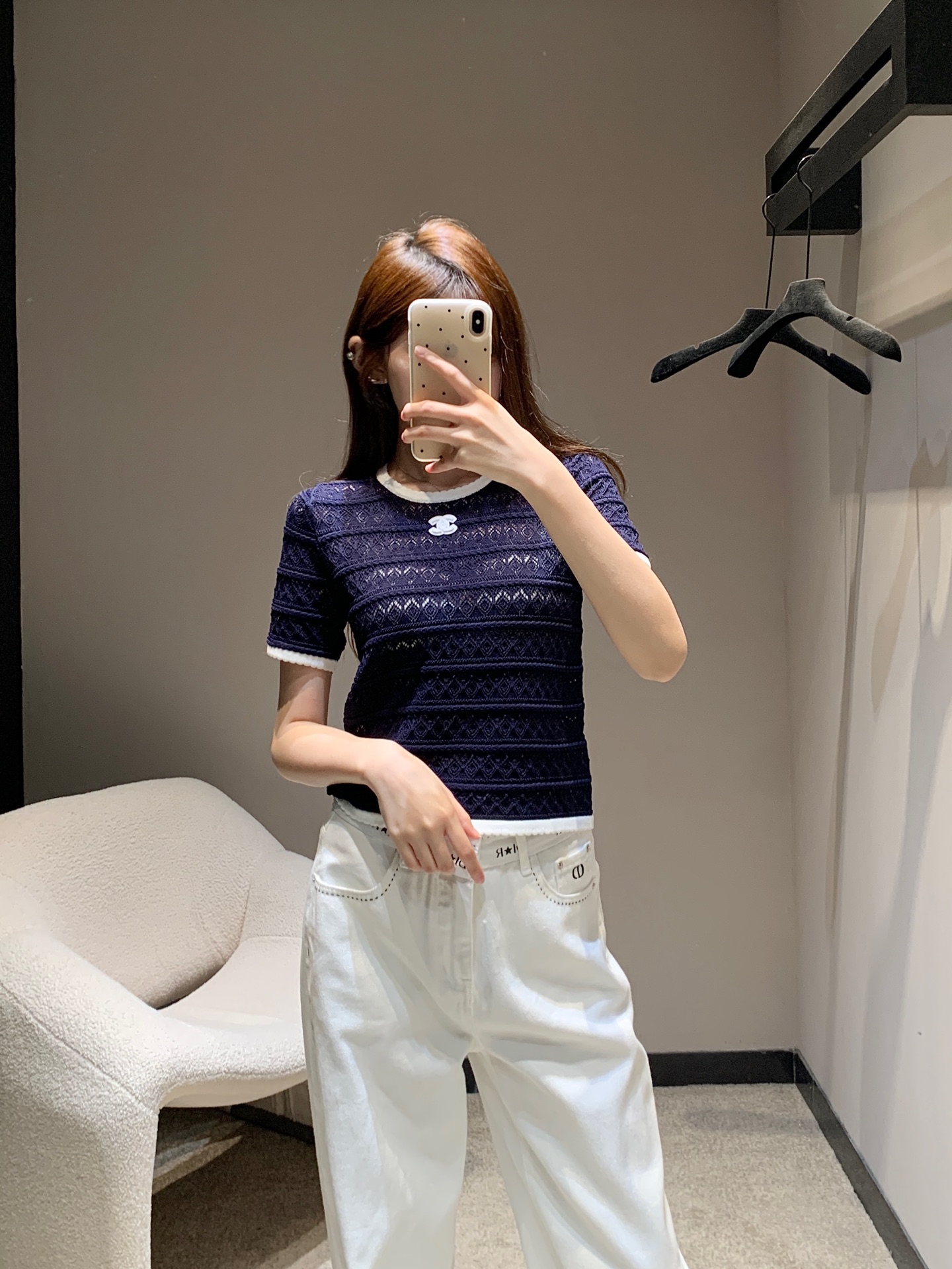 NO:333644,Chane* 25Ss Spring and Summer New Hollow Knitted Short Sleeve Top丨Exclusive High Edition Production!  The style is also superb!  It is slim but not tight, perfectly outlines the curve of the figure, without losing elegance and fashion sense. Whether paired with high-waisted pants or skirts, you can easily create a high-end look!  S/M/L, Chanel, skirts, T-shirt, alexander wang19860909Chane* 25Ss春夏新款 镂空针织短袖上衣丨独家高版出品！版型也超级赞！ 修身但不紧绷,完美勾勒出身材的曲线,又不失优雅和时尚感. 无论是搭配高腰裤还是半身裙,都能轻松打造出高级感满满的造型！现货发售S/M/L,,chanel,skirts,T-shirt,alexander wang,Women's clothing