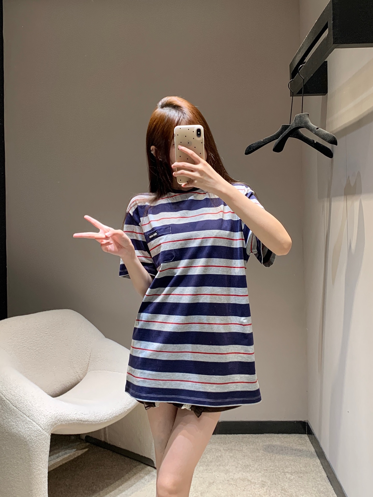 NO:335471,Miumi* 25Ss Spring and Summer New Style Micro Label Pocket Striped Short-Sleeve T-Shirt丨Exclusive High-Performance Production!  With a look-catching feeling of age reduction, the striped pairing of niche chic is short-sleeved. The striped elements highlight the simple and casual atmosphere, which is practical and elegant, and can be worn at will. It uses high-quality skin-friendly and soft fabrics, comfortable and breathable. S/M/L, miumiu, T-shirt,tees, t-shirt,alexander wang19860909Miumi* 25Ss春夏新款 微标口袋条纹短袖T恤丨独家高版出品！自带减龄吸睛感,小众chic的条纹搭配色短袖.条纹元素凸显简约与休闲的氛围感,实穿又显气质,可随意穿搭.采用高品质的亲肤柔软面料,舒适透气 现货发售S/M/L,,miumiu,T-shirt,tees，t-shirt,alexander wang,Women's clothing