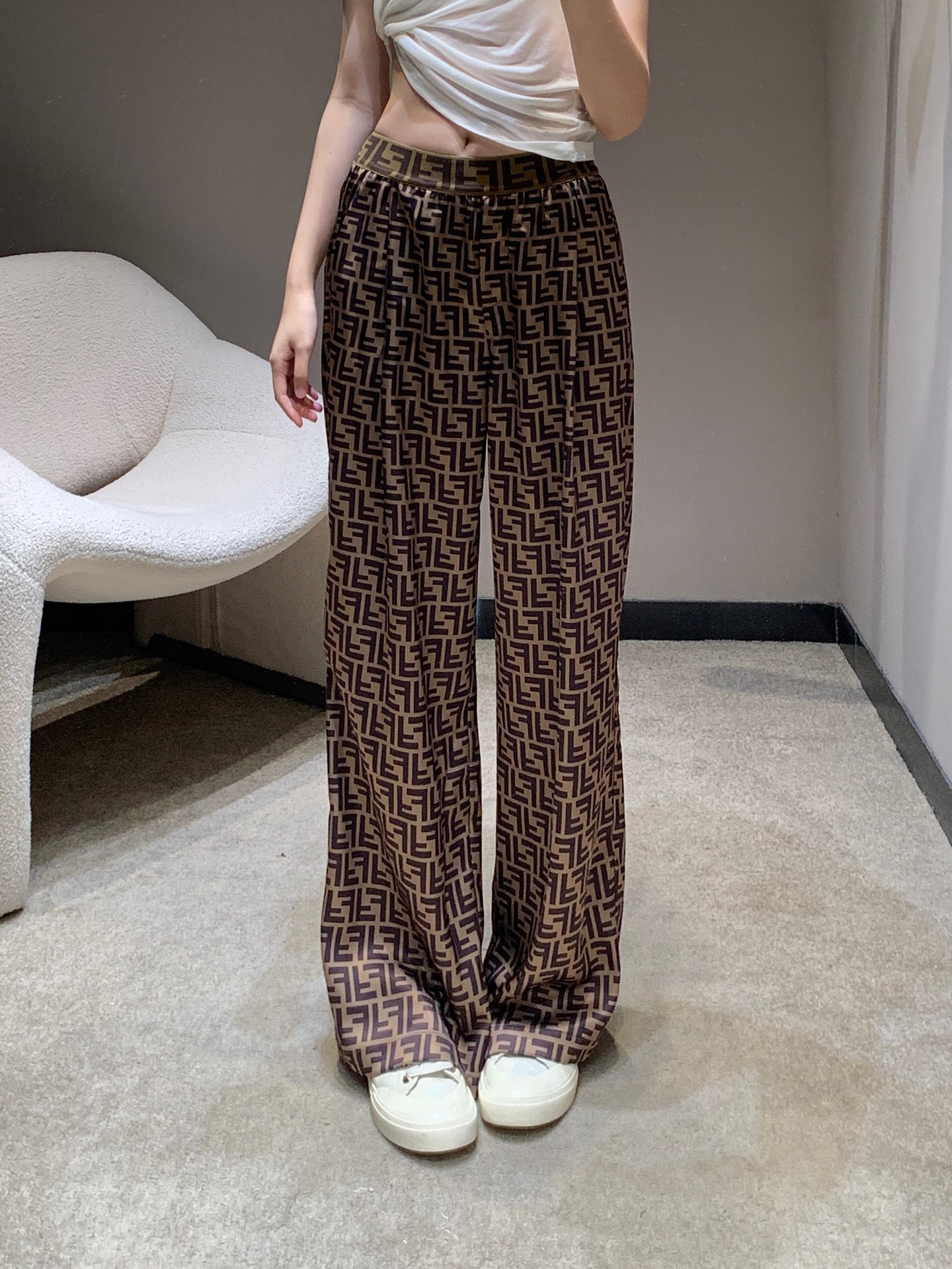 NO:333740,Fend* 25Ss spring and summer new style webbing contrasting wide-leg trousers丨Exclusive high-end production!  Customized YB imported twill thick material, delicate and soft texture, smooth and smooth, double F full print, luxurious and elegant, webbing elastic waist color contrast, neat and elegant, wide-leg trousers, wear and loose, daily commuting, customized surface accessories, S/M/L,,fendi,alexander wang19860909Fend* 25Ss春夏新款 织带撞色阔腿长裤丨独家高版出品！定制YB进口斜纹稠材质 质感细腻柔软 滑爽垂顺 双F满印 奢华典雅 织带松紧腰头撞色 剪裁利落大方 阔腿长裤 穿搭保送松弛 日常通勤都 定制面辅料 现货发售S/M/L,,fendi,alexander wang,Women's clothing