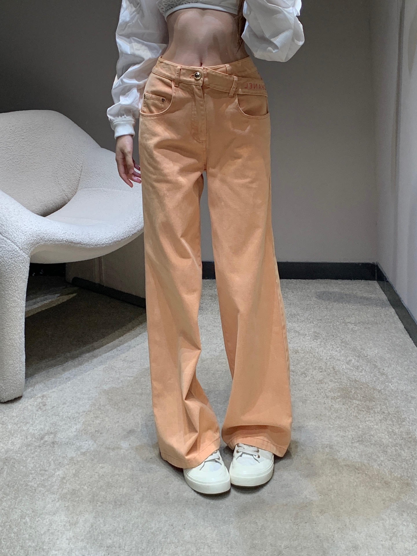 NO:418539,Chane* 25Ss spring and summer new logo embroidered dopamine tones denim straight-leg pants丨Exclusive high-end production!  Heavy work and old washing water color have a modern and retro feel, and the daily matching is full of tone!  You can wear everyday and versatile item!  Whoever wears it has thin straight and long legs!  The texture of the fabric is really amazing. The pants are just right, stretch the leg lines to create neat and long legs!  It looks very slim, A and cool, and can easily wear it with various tops in daily life. It is really easy to wear and it is very popular and has a high appearance rate!  Big recommendation!  Sisters all rushed for me!  S/M/L, Chanel, alexander wang19860909Chane* 25Ss春夏新款 logo刺绣多巴胺色调牛仔直筒裤丨独家高版出品！重工做旧洗水色 自带摩登复古感,日常搭配调性满满！日常又百搭单品什么身材通通可以穿！谁穿谁是细直大长腿！面料质感真的绝了 恰好的裤长 拉伸腿部线条 营造利落大长腿！巨显瘦 又A又飒日常搭配各种上衣都能轻松穿出时尚达人感 真的好穿到不行 而且出镜率很高！重磅推荐！姐妹们都给我冲！现货发售S/M/L,,chanel,alexander wang,Women's clothing