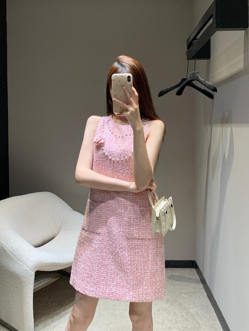Chanel 25SS Pink Tweed Dress with Pearl and Flower Detailing 1 Chanel 25SS Pink Tweed Dress with Pearl and Flower Detailing