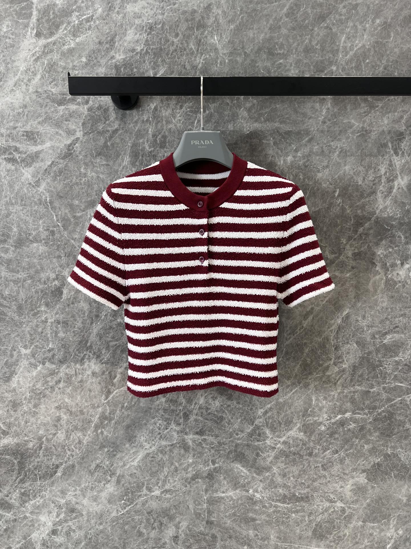 NO:460536,Support replacement Prad* 25Ss spring and summer new style special yarn striped round neck knitted top | Exclusive yb development!  High-end production!  The contrasting stripes make the whiter shades!  Imported yarns are soft, delicate, breathable and comfortable!  Customized buttons, classic style, huge slimming on the upper body!  Elegant and versatile item!  A rich and beautiful woman must come in!  S/M/L real photos, prada, alexander wang19860909支持换款 Prad* 25Ss春夏新款 特种纱条纹圆领针织上衣丨独家yb开发！高版出品！条纹撞色超级显白的色调！进口纱线质感柔软细腻透气舒适！定制纽扣,经典版型上身巨显瘦！气质优雅百搭单品！白富美必入！现货发售S/M/L实拍细节图,,prada,alexander wang,Women's clothing