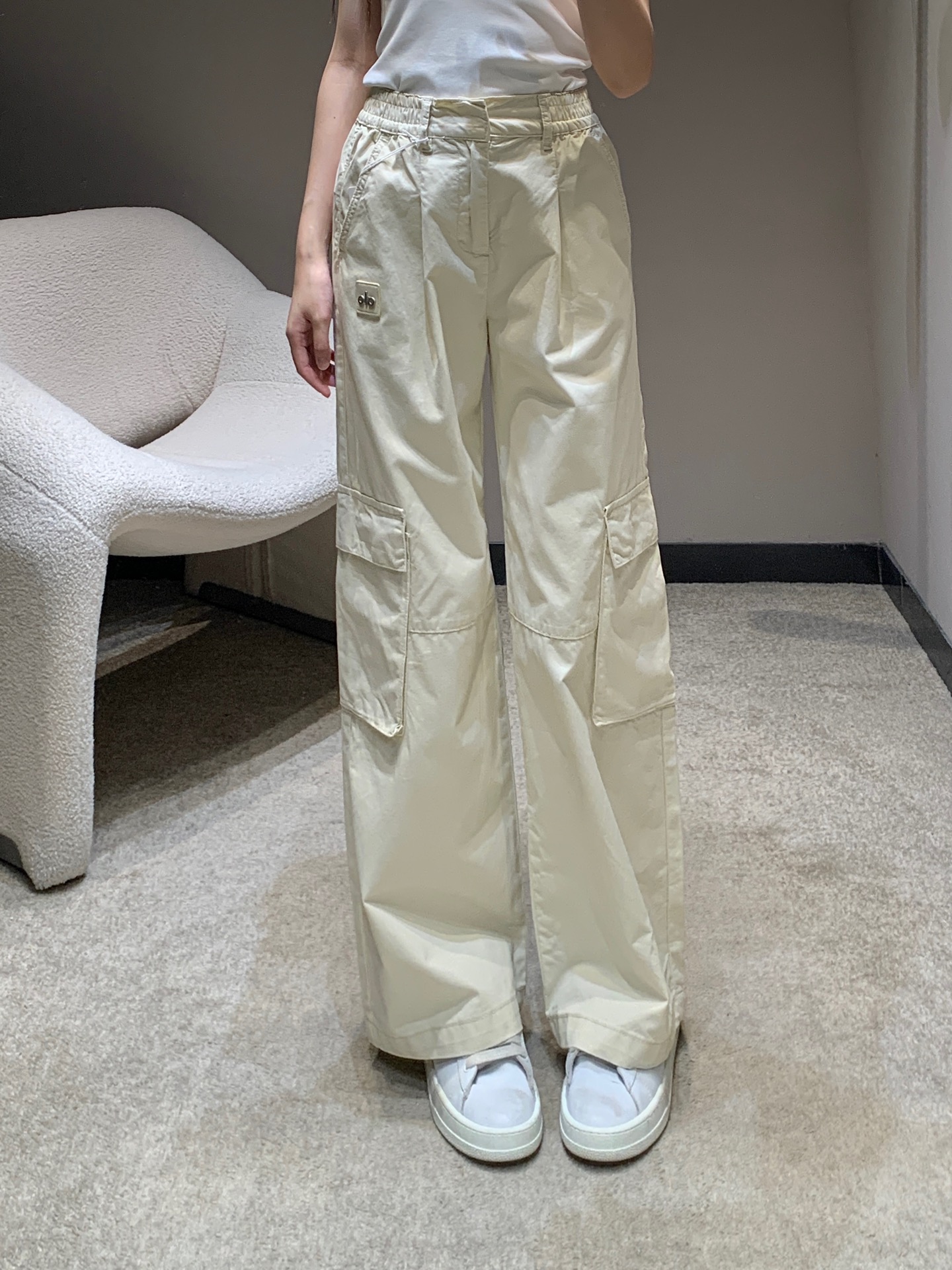 NO:332853,alo 25Ss summer new style pocket work pants | exclusive high-end production!  Imported twill cotton material is crisp and stylish, matched with a flip pocket to add casual atmosphere of work clothes, embellished with iconic brand logo, showing the brand style, waist elastic design, and very thin waist, large wide-leg pants, not picky legs!  S/M/L, alexander wang19860909alo 25Ss夏季新款 口袋工装裤丨独家高版出品！进口斜纹棉材质 挺括有型 搭配翻盖口袋 增加工装休闲气息 标志性品牌标识点缀 尽显品牌风范 腰部松紧设计 很显腰细 大大阔腿裤型 不挑腿型！现货发售S/M/L,,alexander wang,Women's clothing