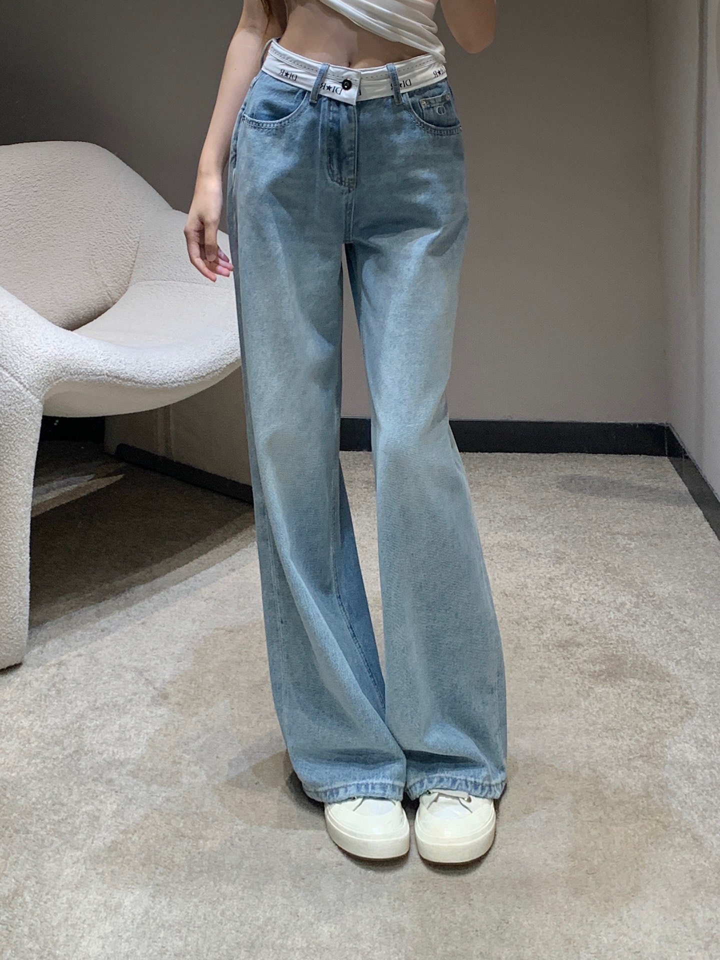 NO:332854,Dio* 25Ss summer new style contrasting waist jeans trousers | Exclusive high-end production!  Very sexy, the top body is absolutely king-shot jeans. The texture of the pants is really amazing with a high waist straight-leg style, just the right length of the pants stretches the leg lines to create neat and long legs!  You can easily wear a fashionable and expert look with various tops in daily life~ You can wear any body shape without picking your legs!  Whoever wears it has thin straight and long legs!  It's really easy to wear and it's very popular!  Big recommendation!  Sisters all rushed for me!  S/M/L, dior, jeans, alexander wang19860909Dio* 25Ss夏季新款 撞色腰头牛仔长裤丨独家高版出品！个性感十足 上身绝对王炸牛仔裤 裤型质感真的绝了高腰直筒的版型,恰好的裤长 拉伸腿部线条 营造利落大长腿！日常搭配各种上衣都能轻松穿出时尚达人感～不挑腿型 什么身材通通可以穿！谁穿谁是细直大长腿！ 真的好穿到不行 而且出镜率很高！重磅推荐！姐妹们都给我冲！现货发售S/M/L,,dior,jeans,alexander wang,Women's clothing