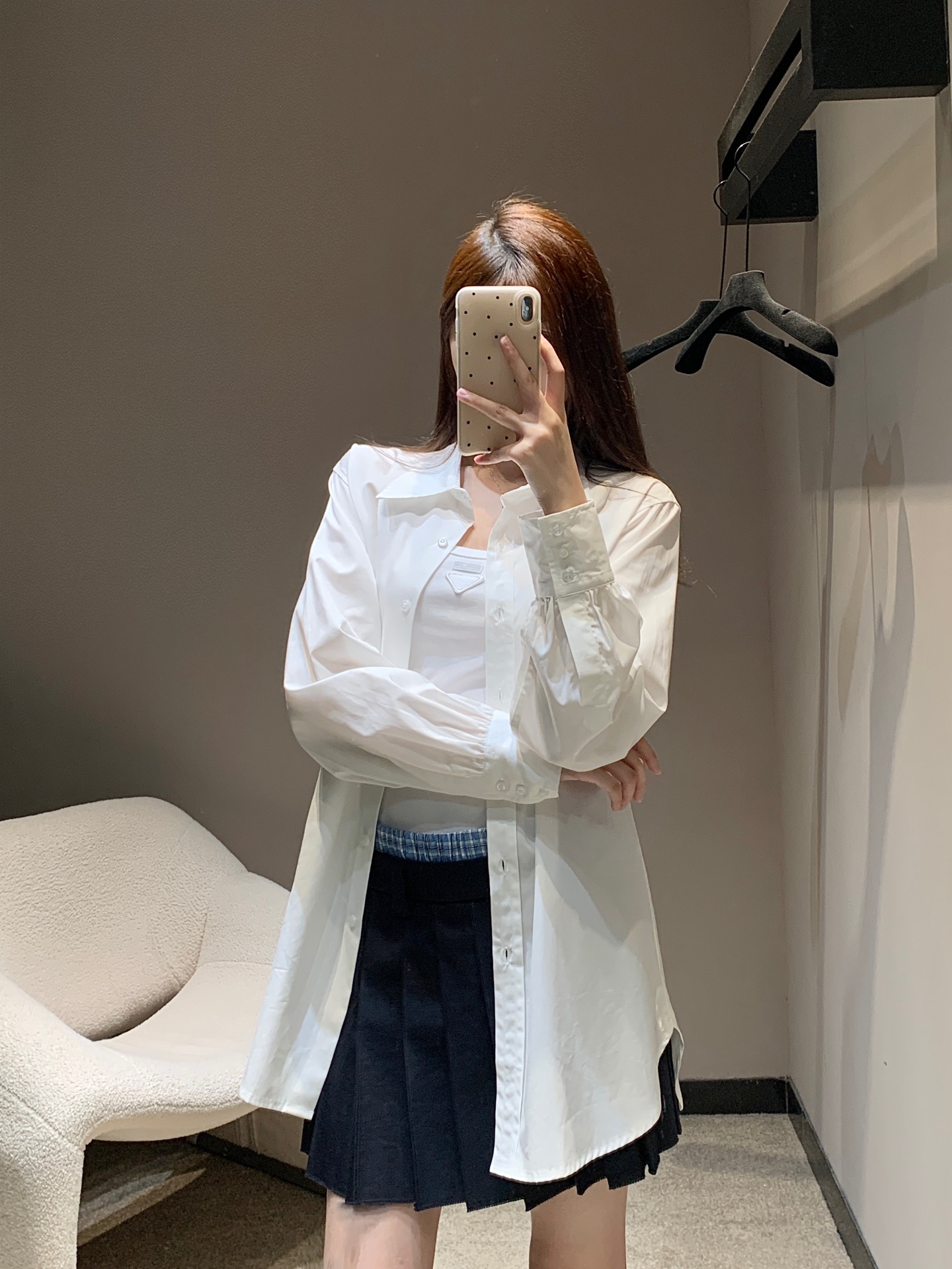 NO:431648,Prad* 25ss Spring and Summer New Style Micro Label Long Sleeve Shirt丨Exclusive High Edition Production!  Excellent texture, clean and refreshing, a versatile item that can be salty or sweet on the upper body. Custom fabrics, breathable and thin. It is very good whether worn alone or as a sunscreen. The oversize loose style is not picky about the figure at all. The lazy and casual feeling is really easy to wear!  Fashionable guys, please enter the BI, you must arrange this for the wardrobe!  S/M/L, prada, versace,shirts,alexander wang19860909Prad* 25ss春夏新款 微标长袖衬衫丨独家高版出品！质感绝佳 干净清爽 上身可盐可甜的百搭单品 定制面料 透气轻薄 无论单穿还是作为防晒外搭都很可 oversize宽松版型完全不挑身材 慵懒又随意的感觉真的太好穿了！时髦精们BI入好吧必须给衣柜安排上这一件！现货发售 S/M/L,,prada,versace,shirts,alexander wang,Women's clothing