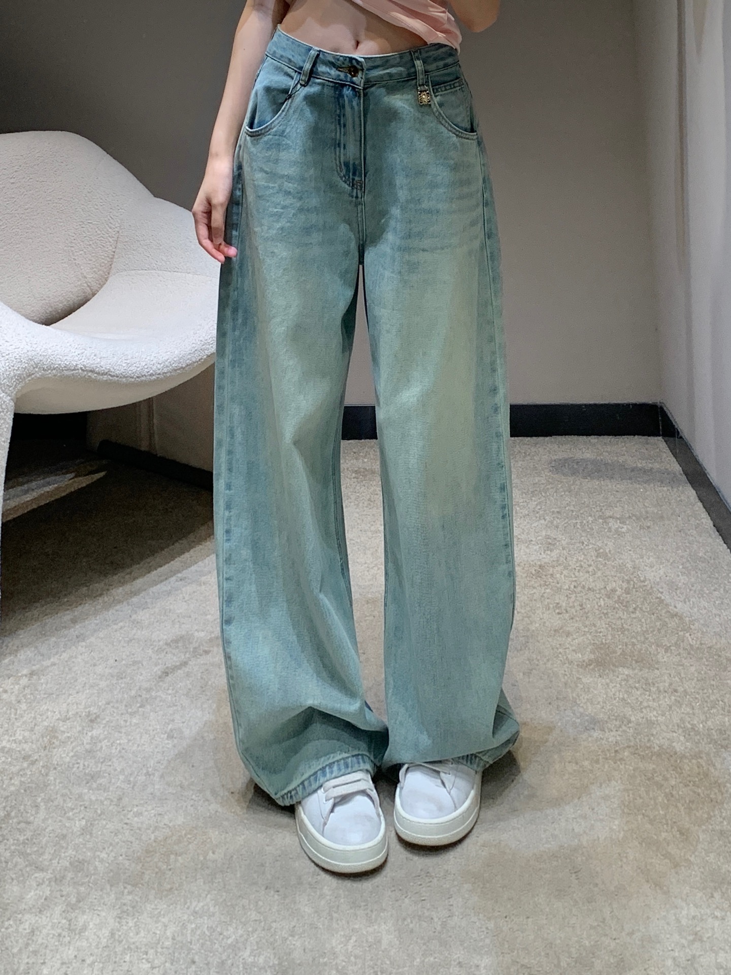 NO:335689,Loew* 25Ss Spring and Summer New Style, Back Bag Colored Embroidered Letters Scimitar Jeans | Exclusive High-end Production!  Imported cotton denim material, soft and comfortable washing, super good color, fine and perfect process, rear letter embroidery decoration, super slimming, loose scimitar, flesh covering, slimming, full of fashionable body proportions, high-end and textured fabric, on-site S/M/L,,loewe,jeans,alexander wang19860909Loew* 25Ss春夏新款 后袋彩色刺绣字母弯刀牛仔裤丨独家高版出品！进口全棉牛仔材质 水洗柔软舒适 色系超级好看 工艺处理精细完美 后字母刺绣装饰上身超级显瘦 版型宽松弯刀 遮肉显瘦 拉高身材比例时髦感十足 面料高级又有质感 现货发售 S/M/L,,loewe,jeans,alexander wang,Women's clothing