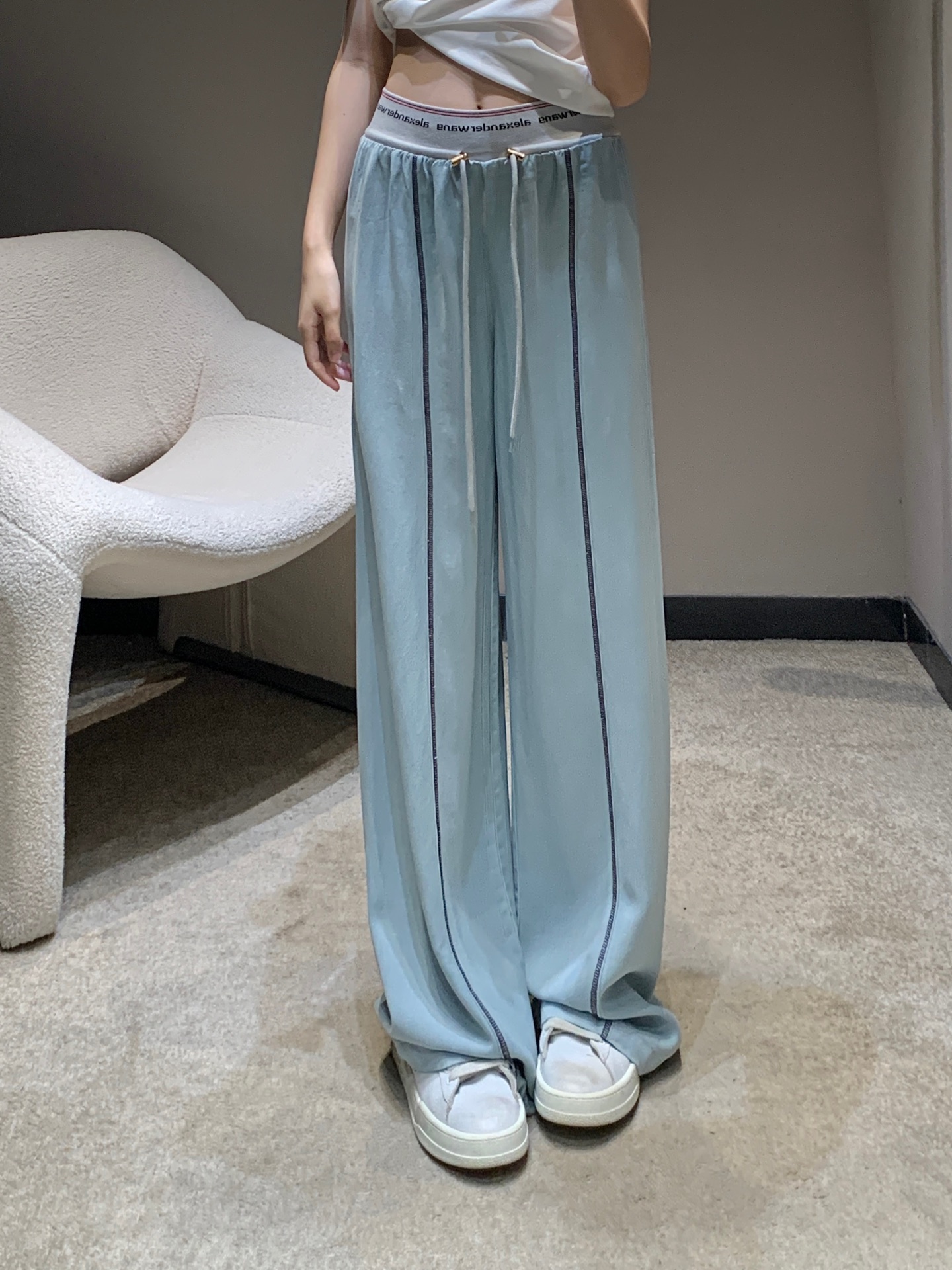 NO:409943,Alexand*r Wang 25SS spring and summer new style Tensile drawstring denim wide-leg pants | Exclusive high-end production!  The thin, soft denim pants with super comfortable upper body are here~ These jeans are definitely a must-have style this year and can be directly won!  The top body is absolutely king jeans!  Unique and fashionable styles on the street, whoever wears them has thin straight and long legs!  Highly recommend the order-scoring speed!  S/M/L, jeans,alexander wang19860909Alexand*r Wang 25SS春夏新款 天丝抽绳牛仔阔腿裤丨独家高版出品！上身超舒服的薄料软牛仔纸片裤子来啦～这条牛仔裤绝对是今年必入的款版型直接可以封神！上身绝对王炸牛仔裤！个性独特又时髦出街不撞款 谁穿谁是细直大长腿！强烈推荐砸单速度！现货发售 S/M/L,,jeans,alexander wang,Women's clothing