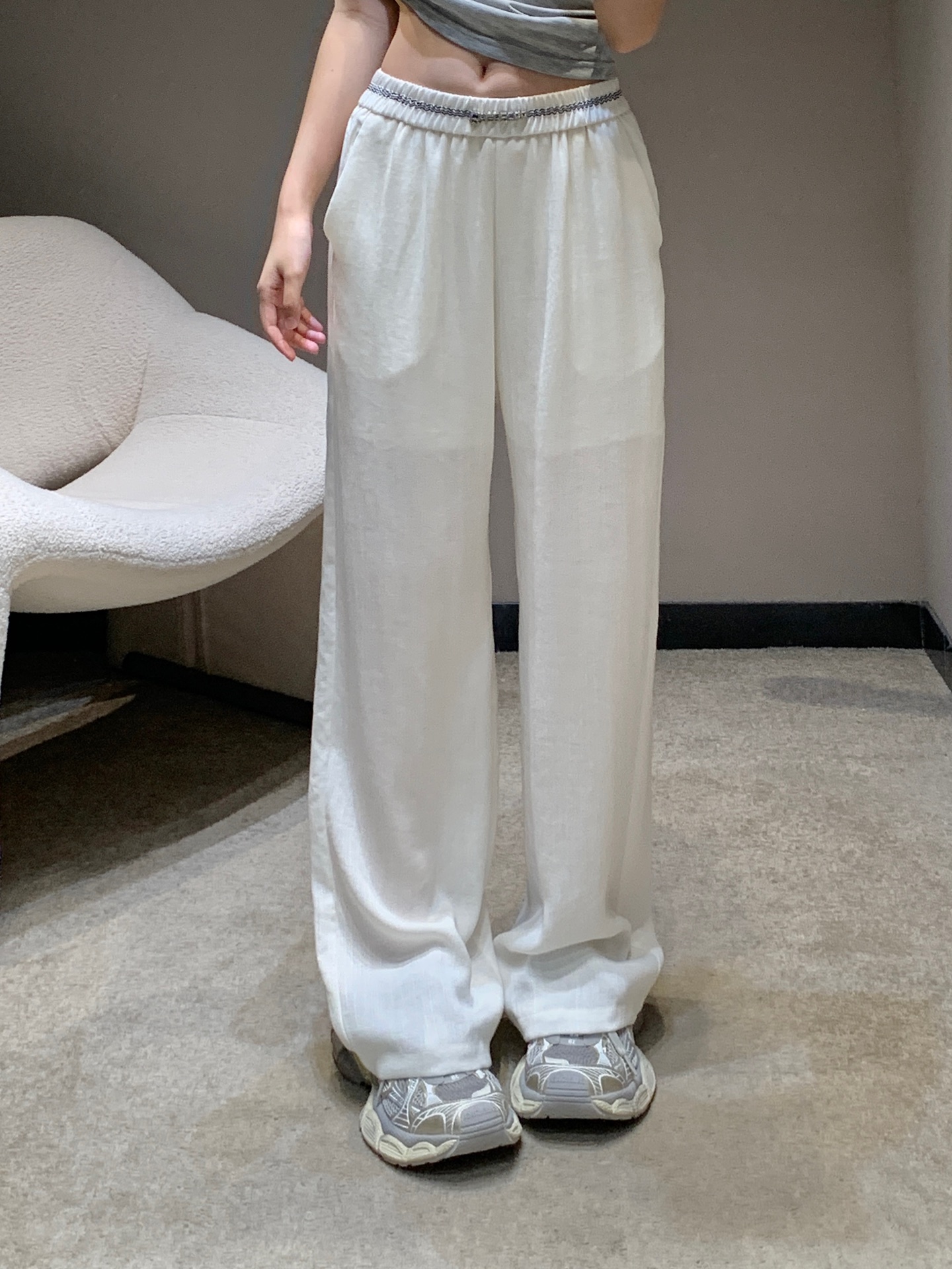 NO:332833,Alexand*r Wang 25SS spring and summer new style, thin and casual trousers | Exclusive high-end production!  Imported cotton material, obvious texture, breathable and easy to wear, straight trousers cut, easy to put on and take off, no limit to body shape, elegant and gentle fabric enlarges the casual and cool atmosphere, metal letter marks on the waist, low-key highlights the brand style, a girl with high-quality temperament must enter, presents a relaxed and fashionable casual charm, S/M/L,,alexander wang19860909Alexand*r Wang 25SS春夏新款 轻薄休闲长裤丨独家高版出品！进口人棉材质 肌理明显 透气好穿 直筒长裤剪裁 穿脱方便不限身材 飘逸轻柔面料放大休闲飒爽气息 腰头处点缀金属字母标 低调彰显品牌格调 高知气质女孩必入 呈现松弛时髦休闲魅力 现货发售S/M/L,,alexander wang,Women's clothing