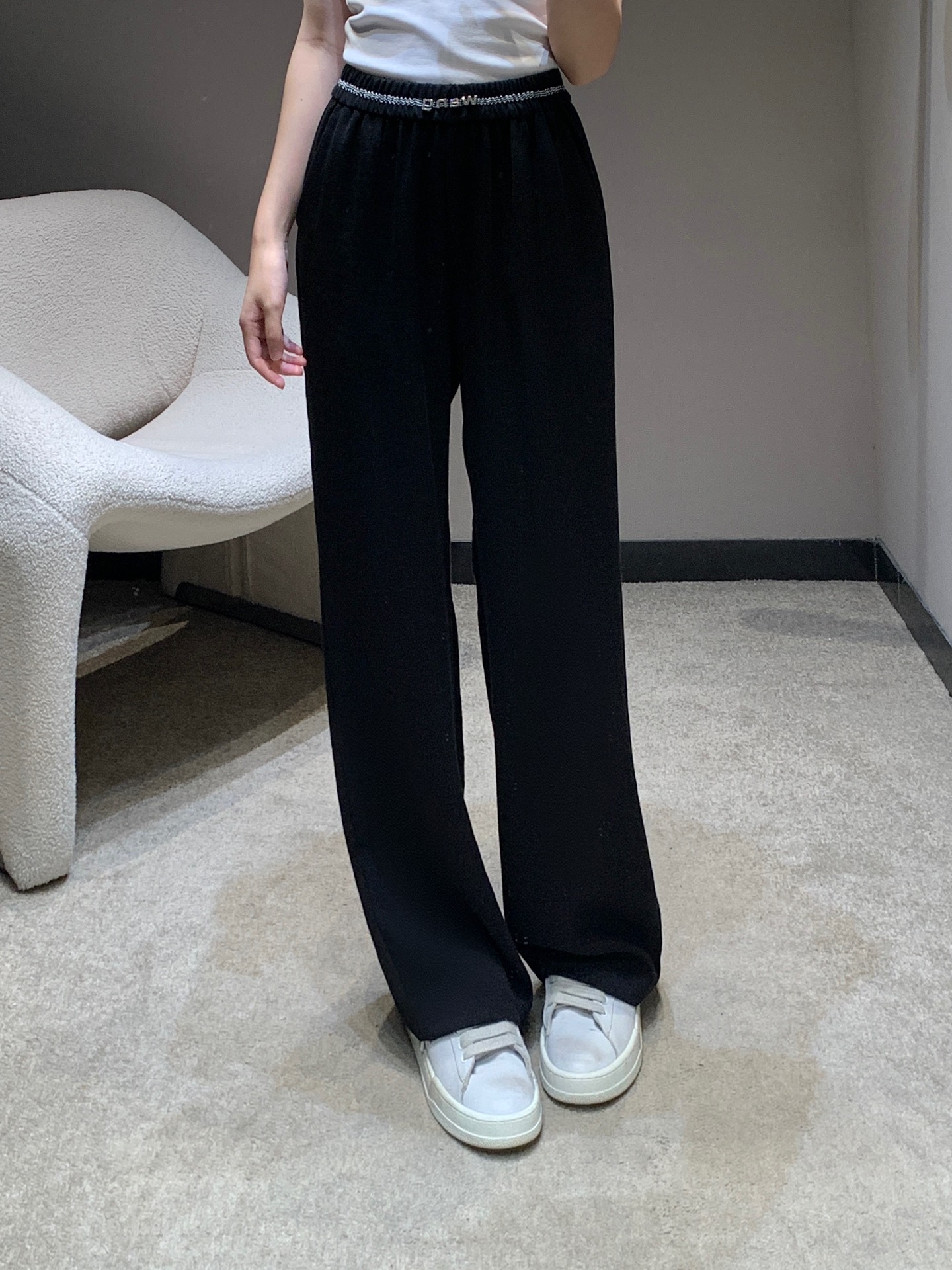 NO:332837,Alexand*r Wang 25SS spring and summer new style, thin and casual trousers | Exclusive high-end production!  Imported cotton material, obvious texture, breathable and easy to wear, straight trousers cut, easy to put on and take off, no limit to body shape, elegant and gentle fabric enlarges the casual and cool atmosphere, metal letter marks on the waist, low-key highlights the brand style, a girl with high-quality temperament must enter, presents a relaxed and fashionable casual charm, S/M/L,,alexander wang19860909Alexand*r Wang 25SS春夏新款 轻薄休闲长裤丨独家高版出品！进口人棉材质 肌理明显 透气好穿 直筒长裤剪裁 穿脱方便不限身材 飘逸轻柔面料放大休闲飒爽气息 腰头处点缀金属字母标 低调彰显品牌格调 高知气质女孩必入 呈现松弛时髦休闲魅力 现货发售S/M/L,,alexander wang,Women's clothing