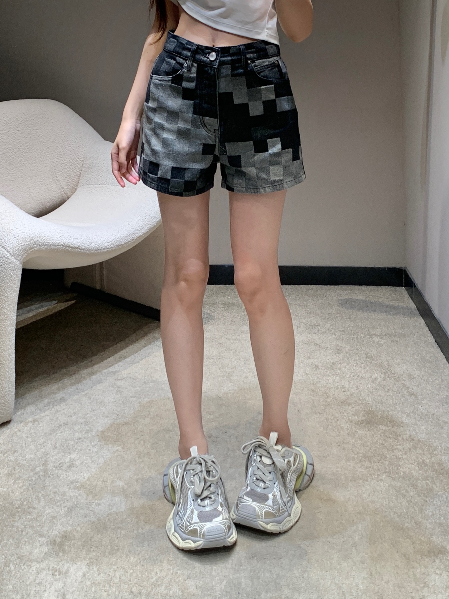 NO:332861,Louis Vuitt*n 25sS spring and summer new style mosaic black and gray plaid jean shorts丨Exclusive high-end production!  Its unique 3D Damier jacquard pattern stands out. This jeans present a natural fading effect and a retro stale feeling. Whether paired with casual T-shirts or exquisite shirts, it can easily create a unique fashion style. S/M/L is available in stock, louis vuitton, shorts, jeans, shirts, tees, t-shirt, alexander wang19860909Louis Vuitt*n 25sS春夏新款 马赛克黑灰格子牛仔短裤丨独家高版出品！其独特的3D Damier提花图案而 脱颖而出,这款牛仔裤呈现出自然的褪色效果和复古的陈旧感,无论是搭配休闲T恤还是精致衬衫,都能轻松 打造出独特的时尚风格.现货发售S/M/L,,louis vuitton,shorts,jeans,shirts,tees，t-shirt,alexander wang,Women's clothing